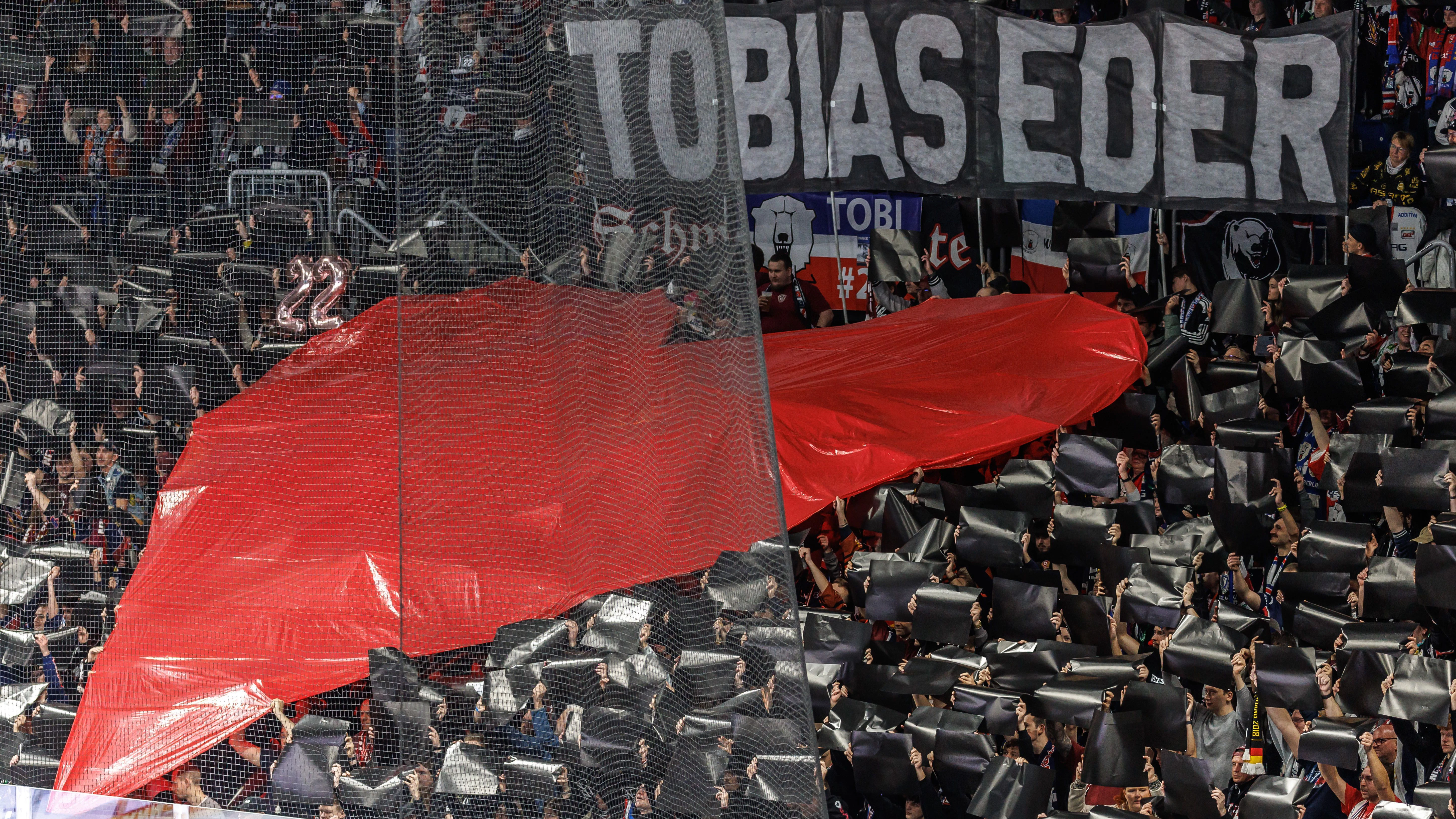 Teil 2 der Choreo in der Hartmut-Nickel-Kurve: Nach einer 22 auf einem schwarz-weißen Eisbären-Logo wird ein riesiges Herz gezeigt.