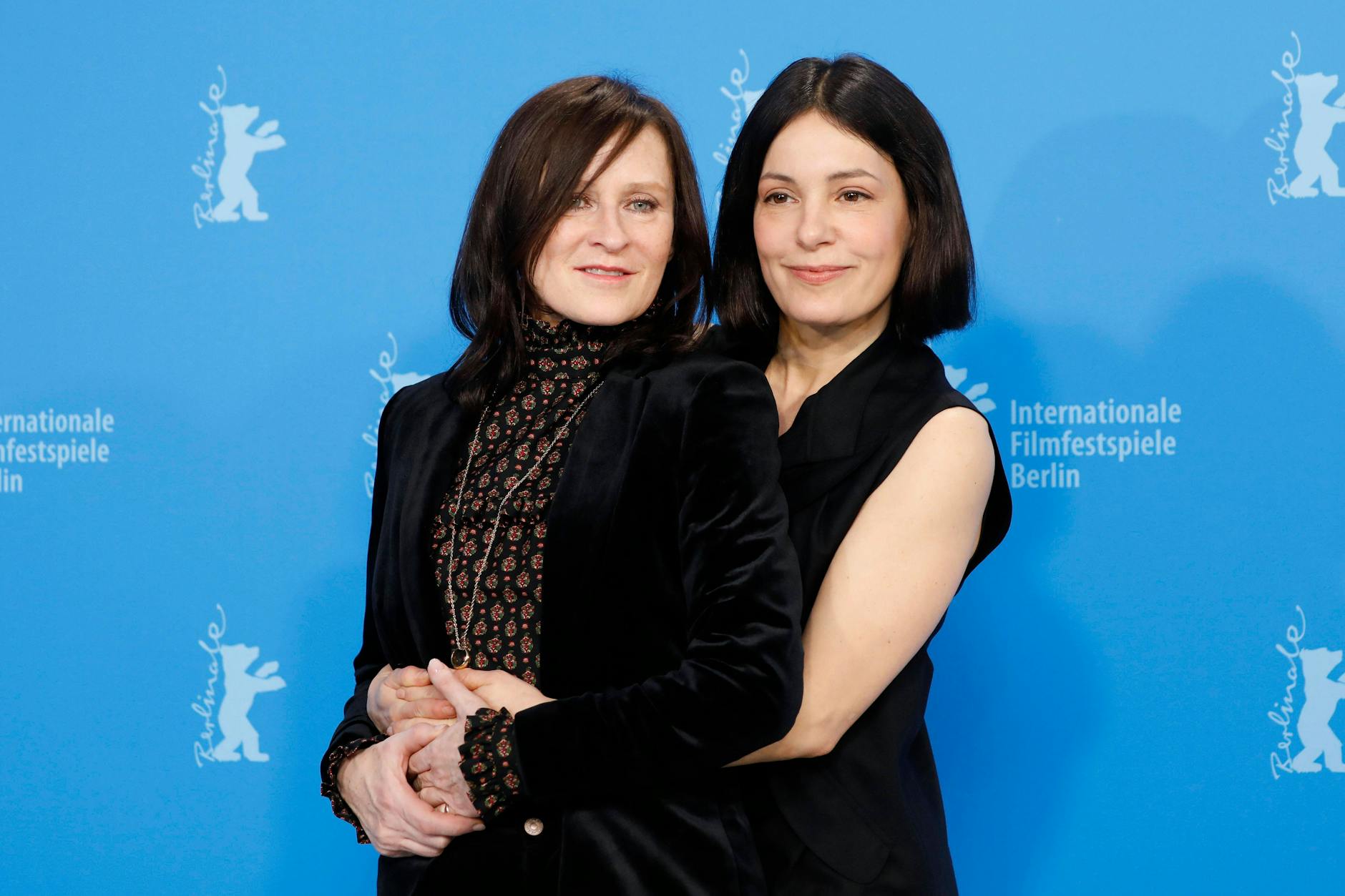Nicolette Krebitz (r.) zusammen mit Sophie Rois auf der Berlinale 2022