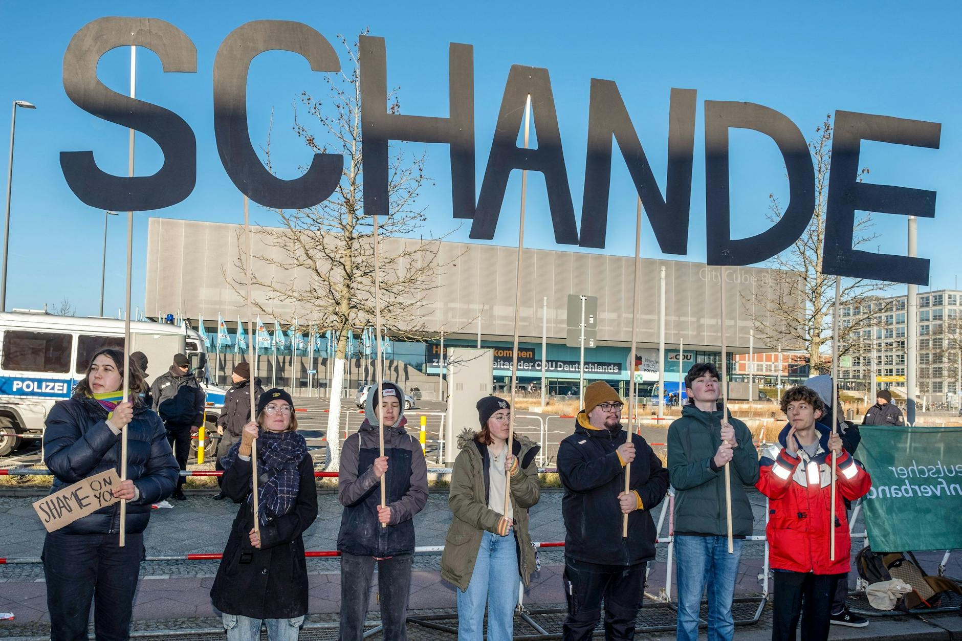 Proteste gegen Friedrich Merz und die Union vor dem CDU-Parteitag am Montag in Berlin