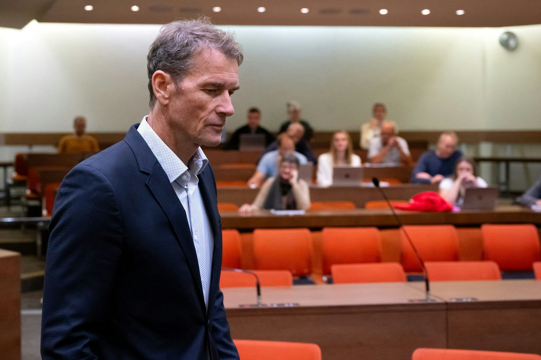 Der ehemalige Fußball-Nationaltorwart Jens Lehmann kommt vor Beginn der Berufung im Kettensägen-Prozesses am Landgericht im September 2024&nbsp; in den Gerichtssaal.