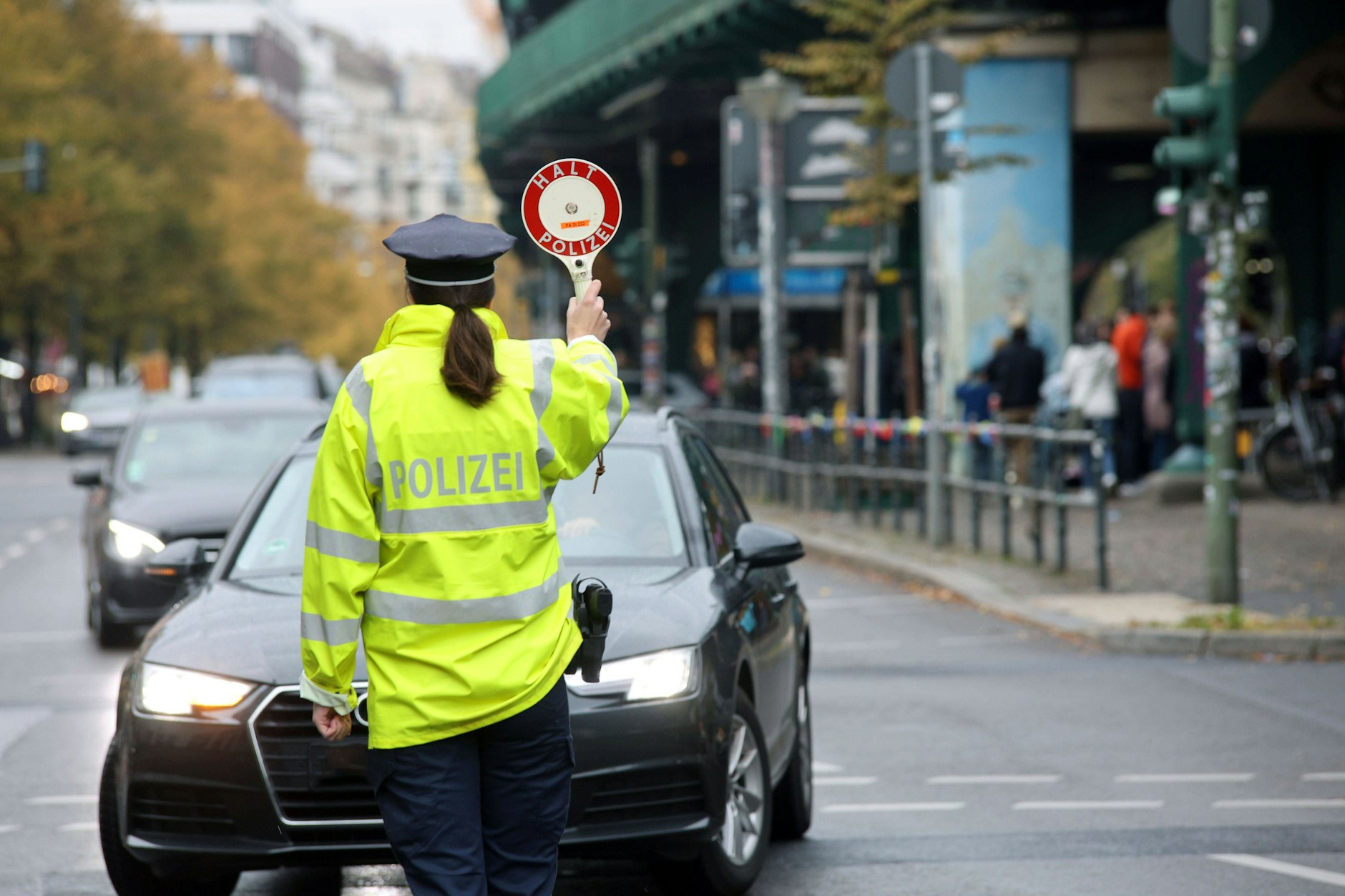 Eine Polizistin fischt einen Raser aus dem Verkehr.