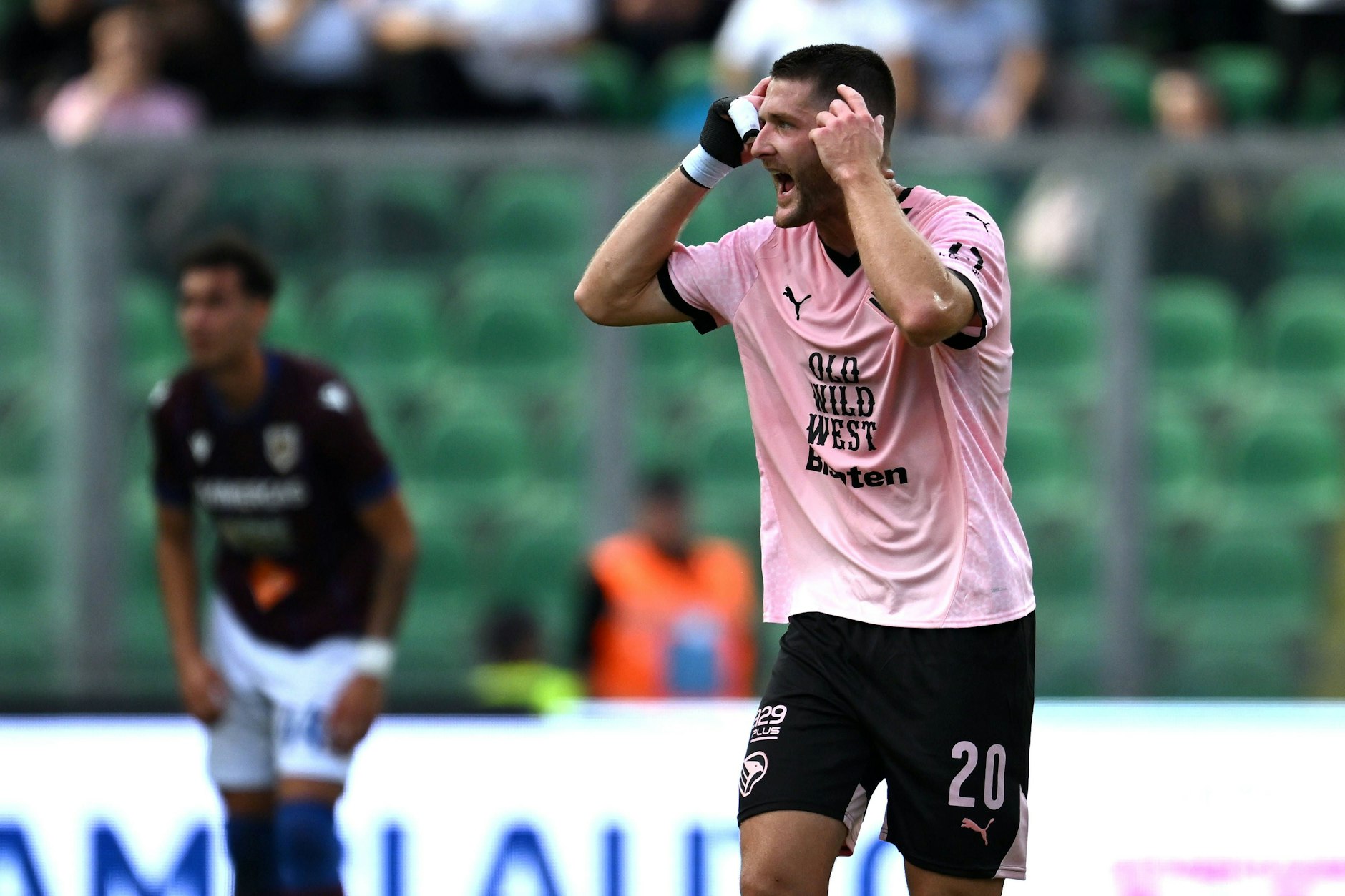 Palermos Thomas Henry (30) soll bei Hertha BSC hoch im Kurs stehen. Ein Transfer ist aber schwierig. Der französische Mittelstürmer steht bei Hellas Verona unter Vertrag.