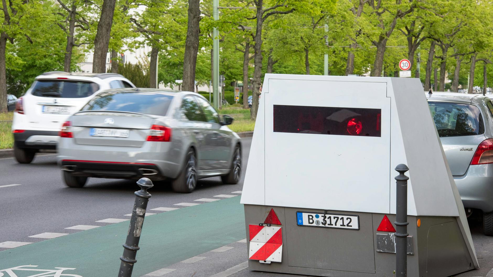 Mobiler Blitzer in der Wisbyer Straße. Hier wird ständig gerast. Mit diesem Blitzer wird auch abkassiert.