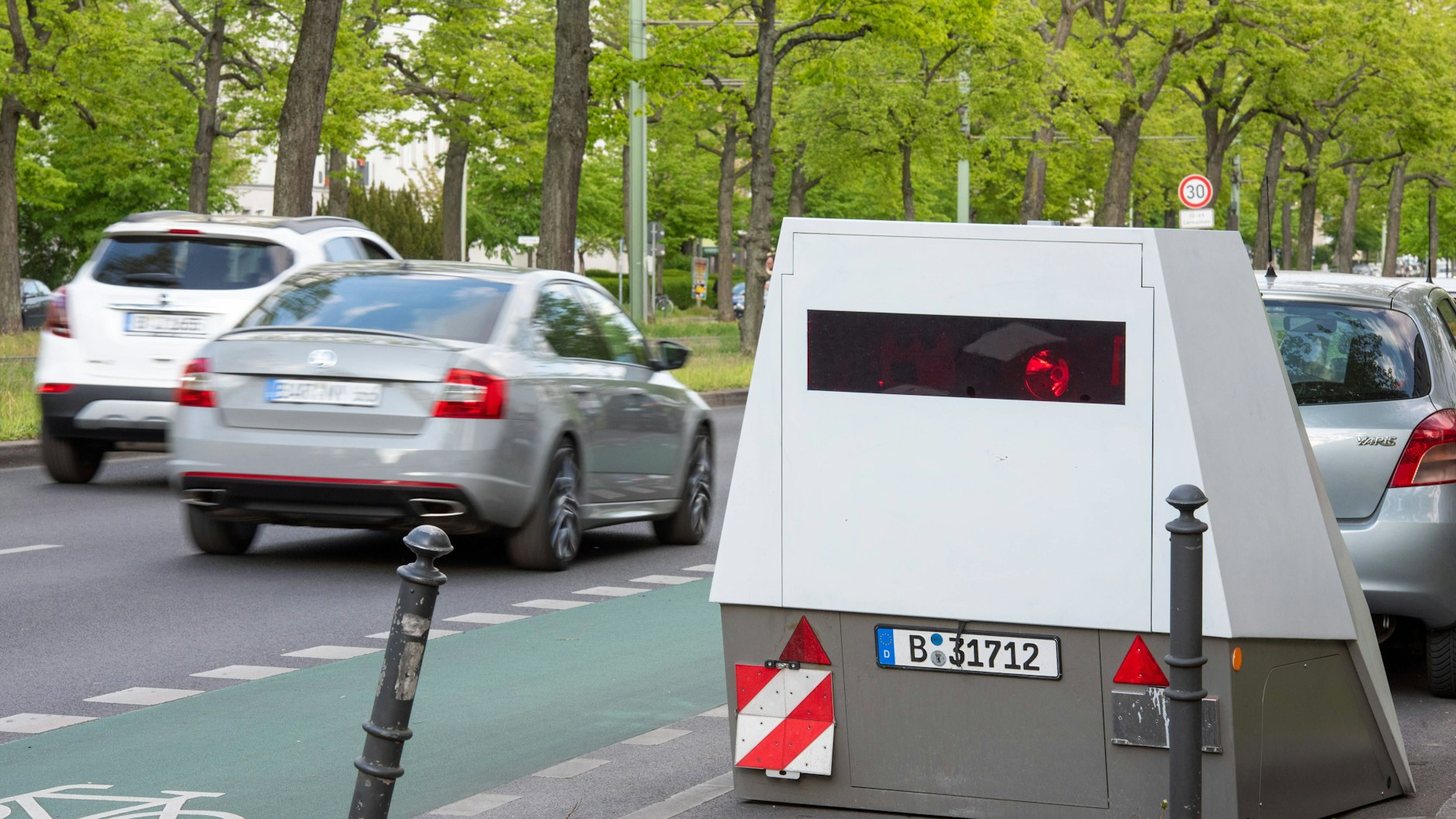 Mobiler Blitzer in der Wisbyer Straße. Hier wird ständig gerast. Mit diesem Blitzer wird auch abkassiert.