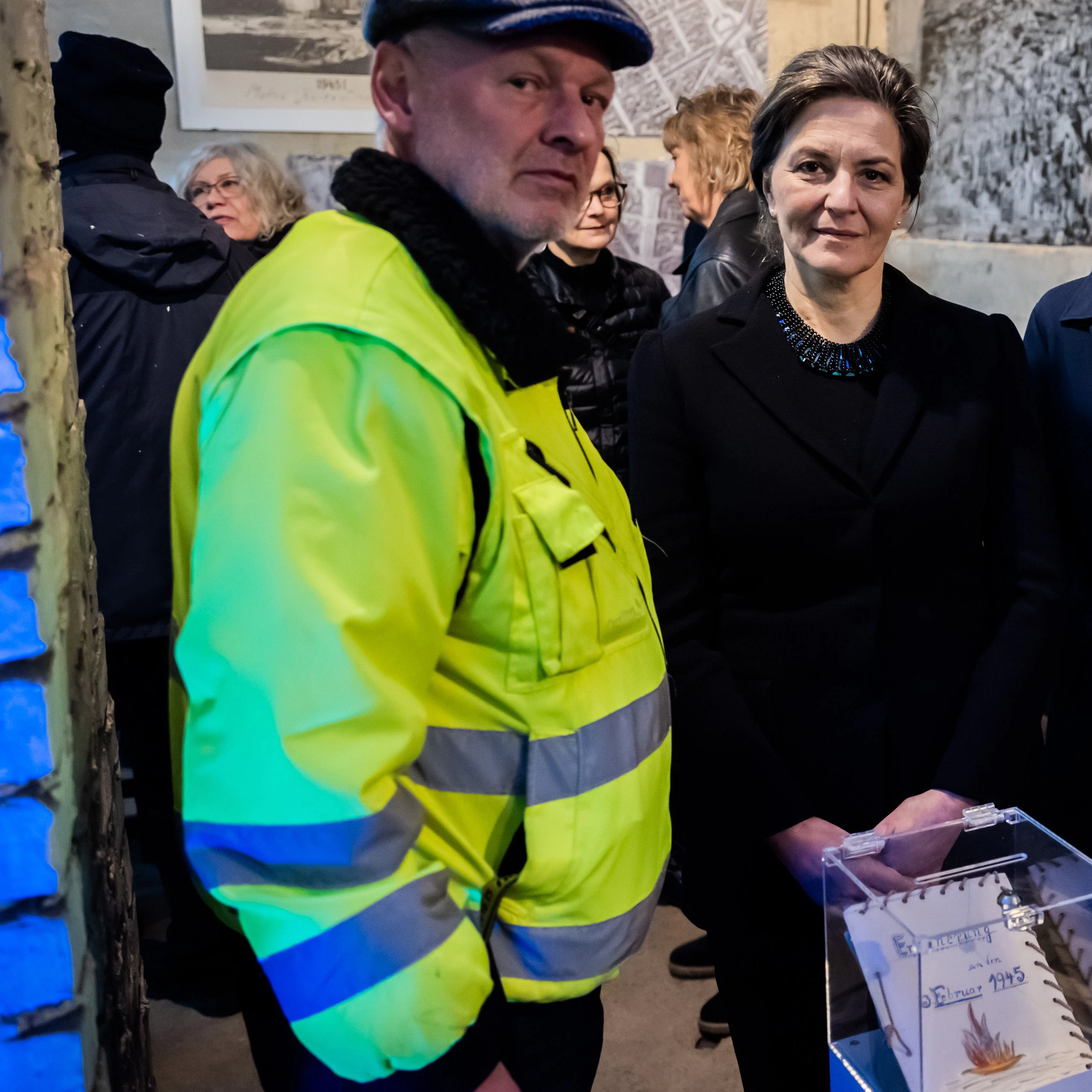 Martina Gedeck und Unterwelten-Vereinschef Dietmar Arnold vor dem Manuskript