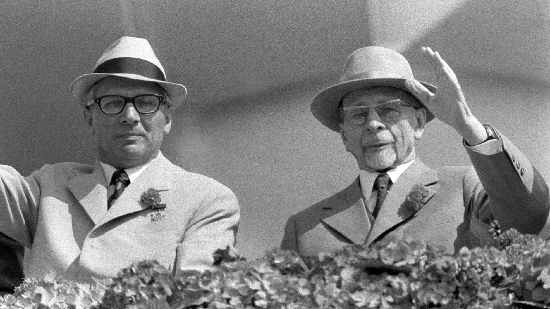 Erich Honecker und Walter Ulbricht bei einer Parade zum 1. Mai in Berlin. Beide werden in vielen Witzen über die DDR ordentlich veräppelt.