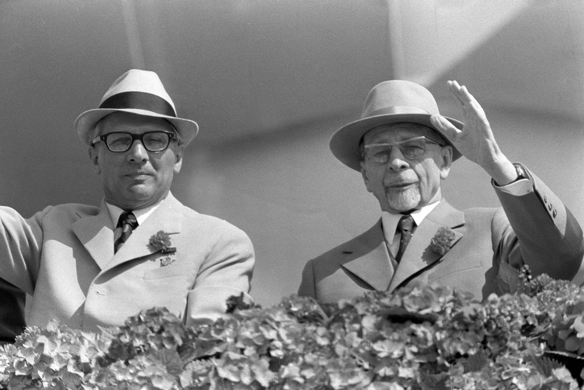 Erich Honecker und Walter Ulbricht bei einer Parade zum 1. Mai in Berlin. Beide werden in vielen Witzen über die DDR ordentlich veräppelt.