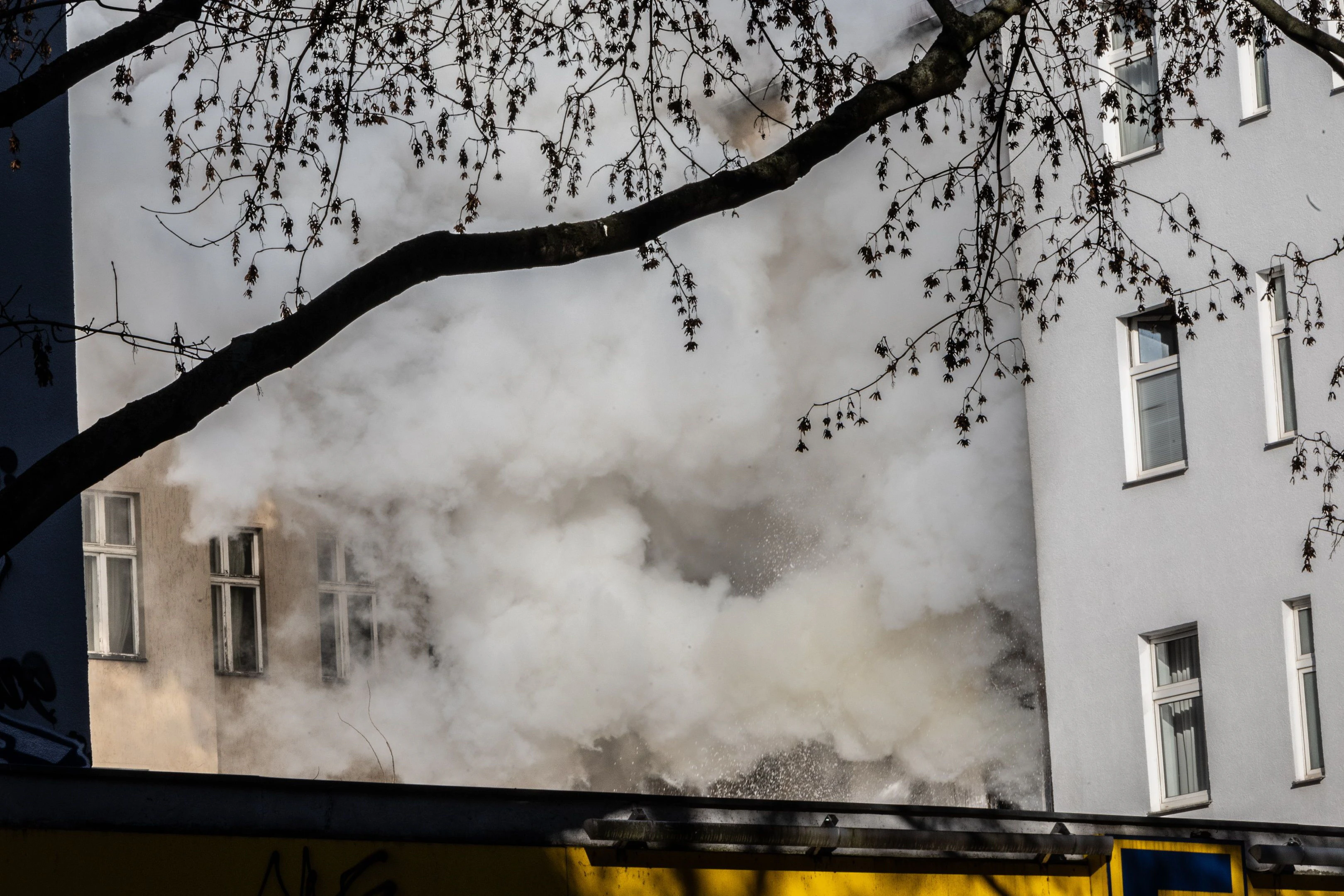Die Berliner Feuerwehr ist aktuell in Neukölln im Einsatz. Hier brannte eine Wohnung in ganzer Ausdehnung.