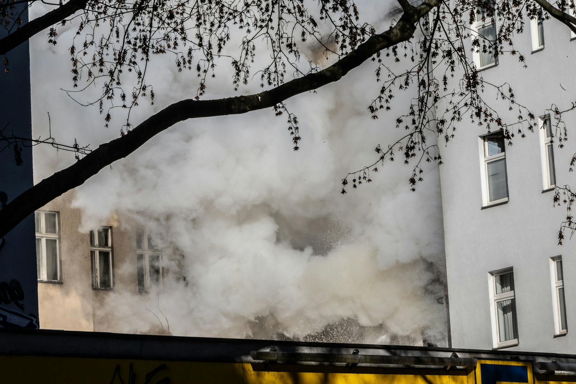 Die Berliner Feuerwehr ist aktuell in Neukölln im Einsatz. Hier brannte eine Wohnung in ganzer Ausdehnung.