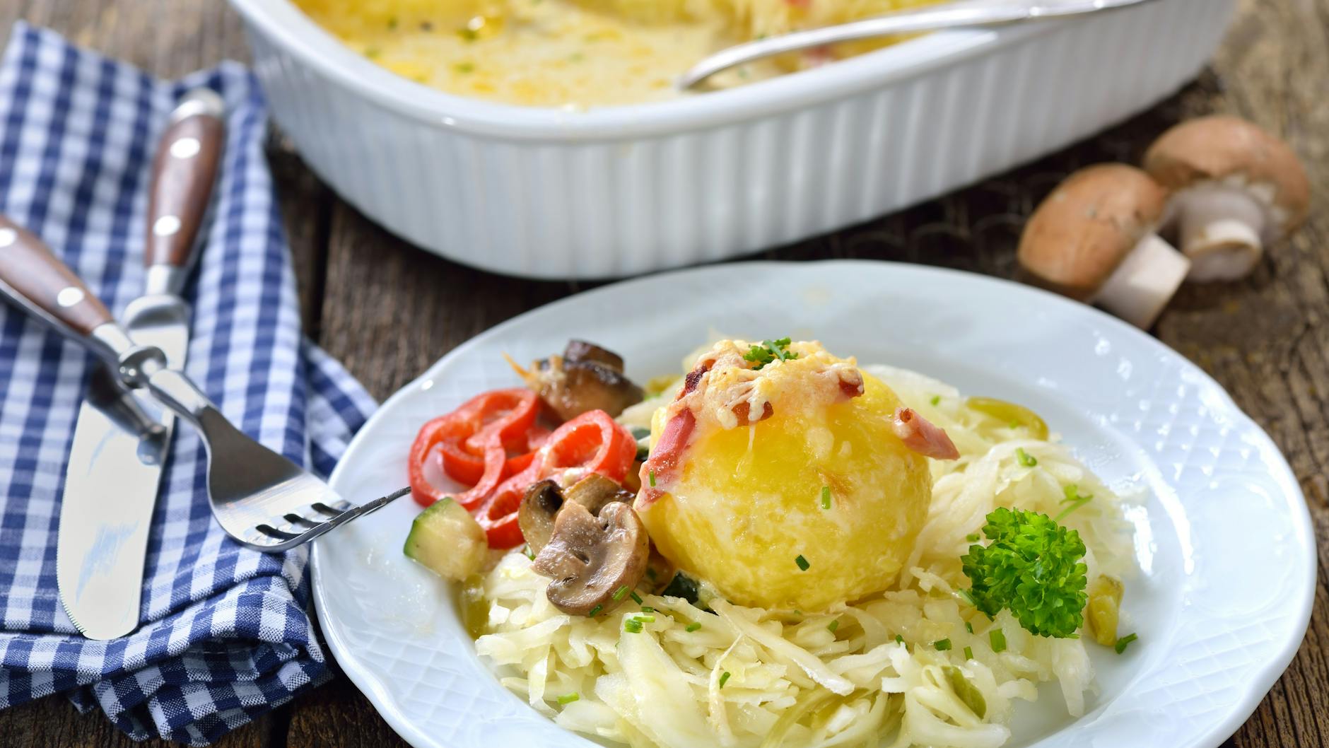 Zu dem Auflauf aus Klößen passt ein frischer Krautsalat als Beilage besonders gut. Probieren Sie das Rezept aus, Sie werden es lieben!