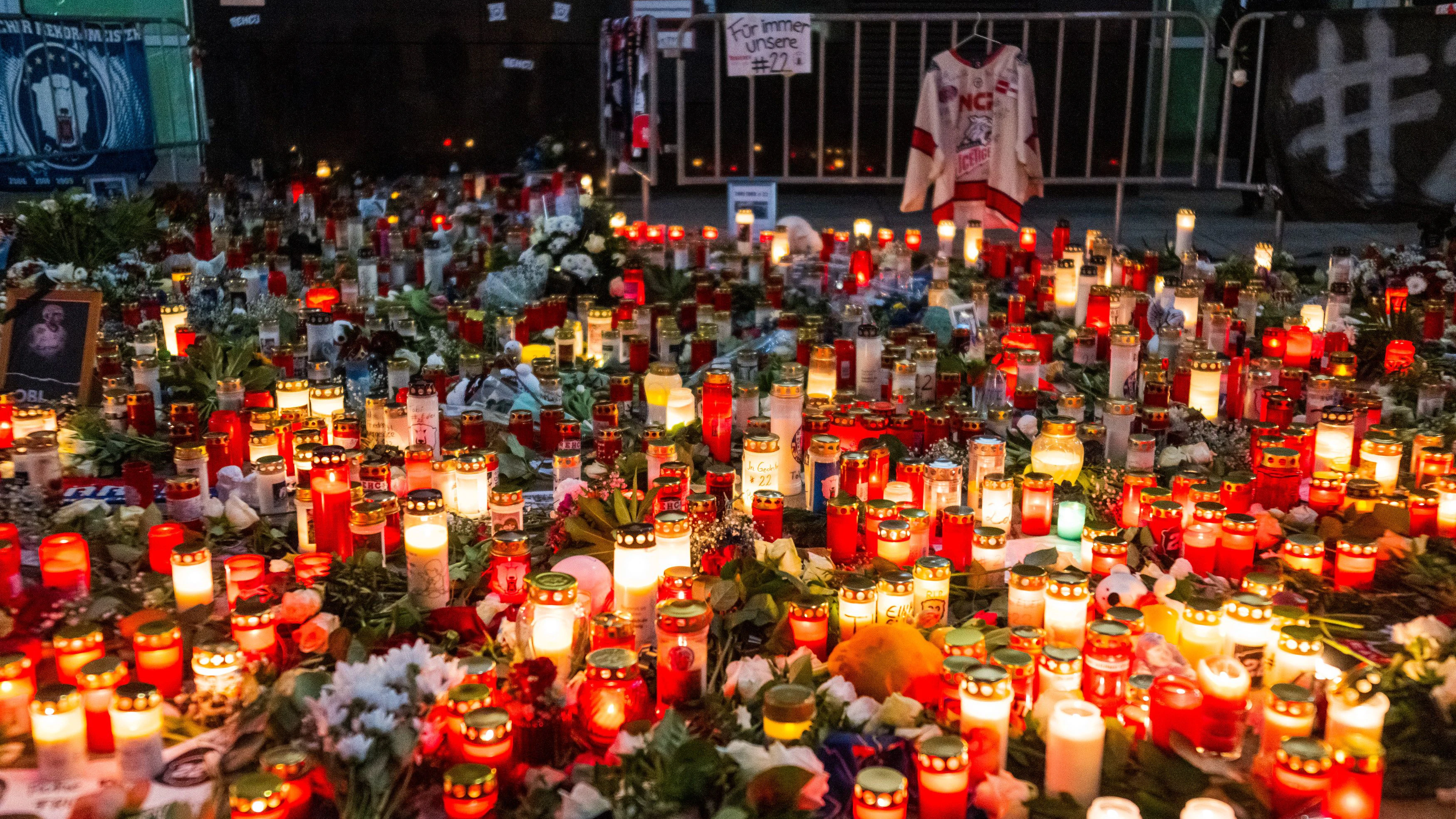 Die Gedenkstätte für Tobi Eder vor der Uber Arena ist ein Meer aus Kerzen, Blumen und letzten Grüßen.