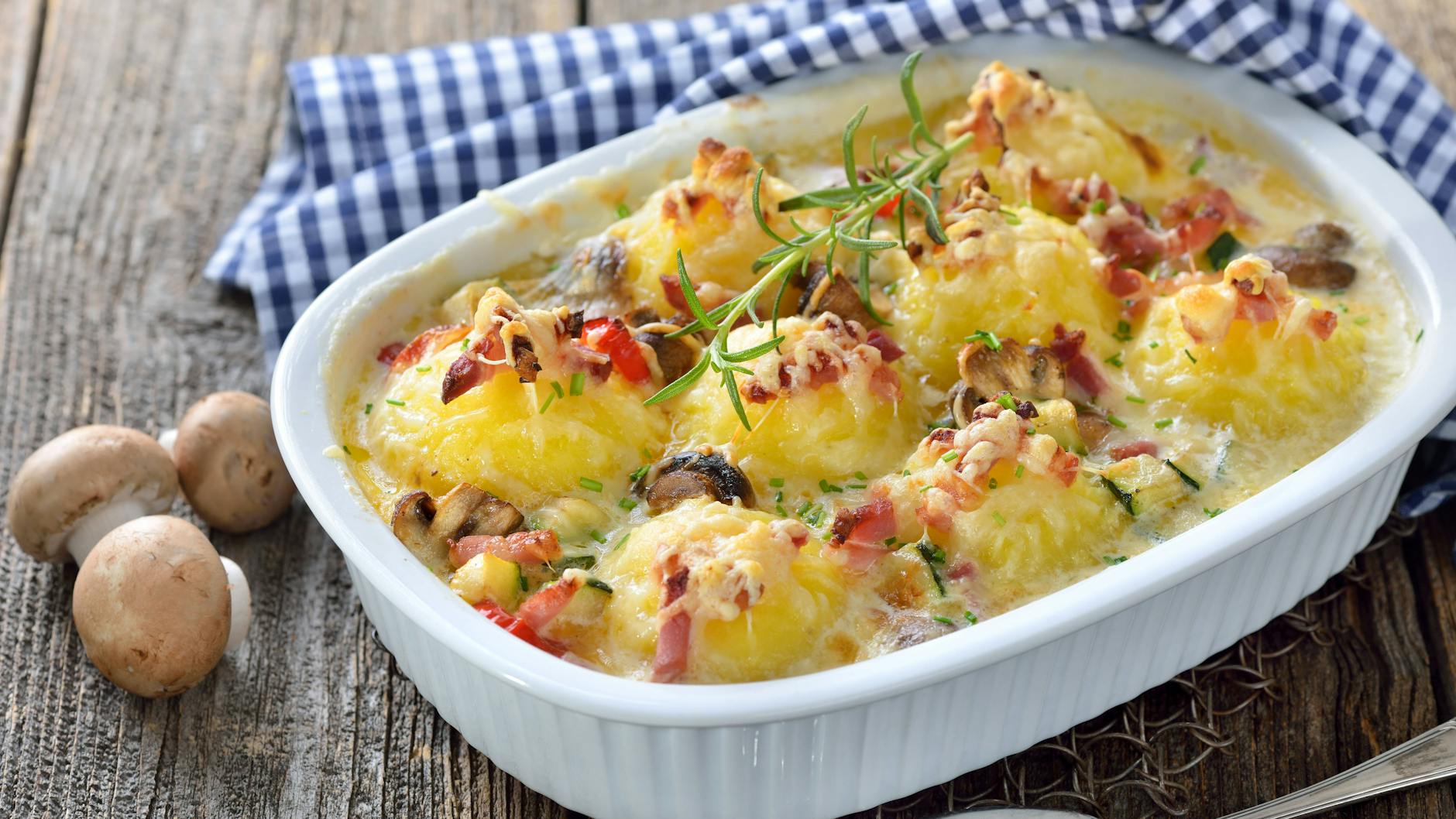 Frisch aus dem Ofen schmeckt der Auflauf aus Kartoffelklößen besonders gut. Das Rezept ist perfekt für den Feierabend.