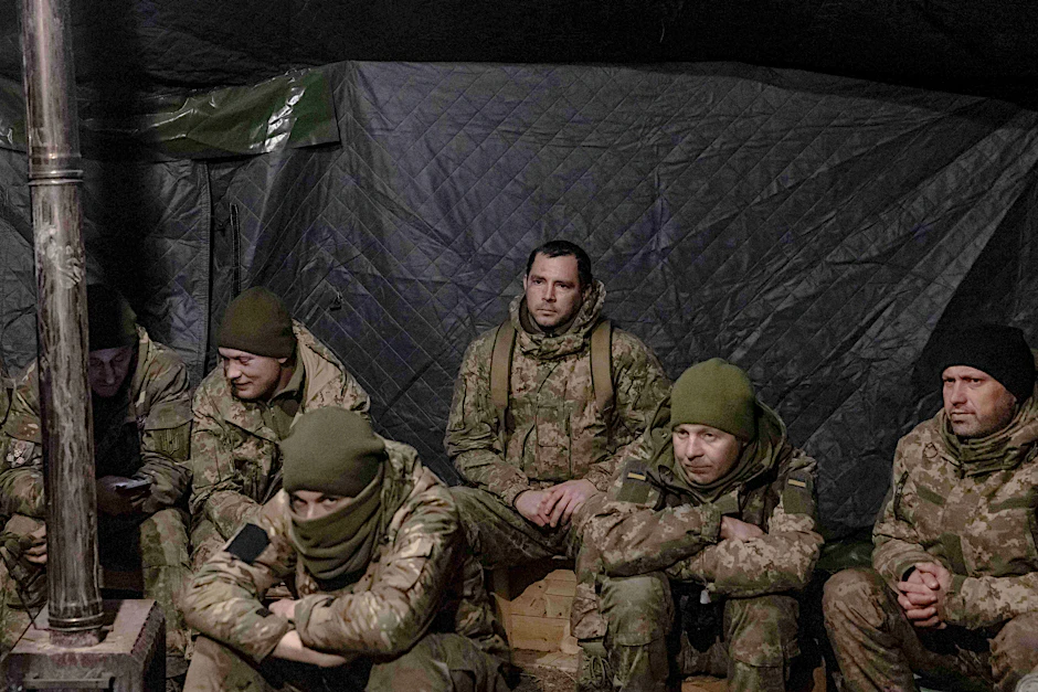 In der Ukraine verlassen laut Medienberichten Tausende Soldaten ihre Stellungen.
