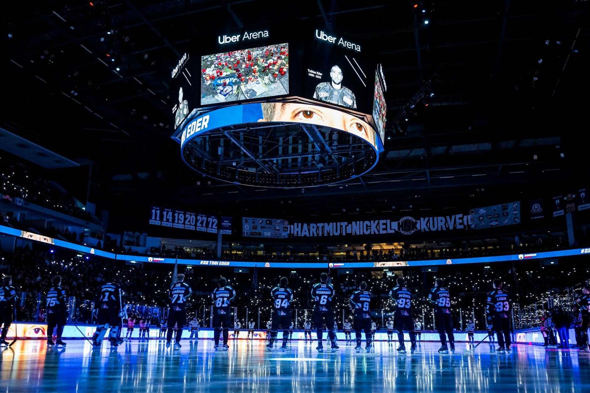 Beim Gedenken an Tobi Eder vor dem ersten Bully der Eisbären gegen Nürnberg wird die Uber Arena zur Kathedrale der Trauer.