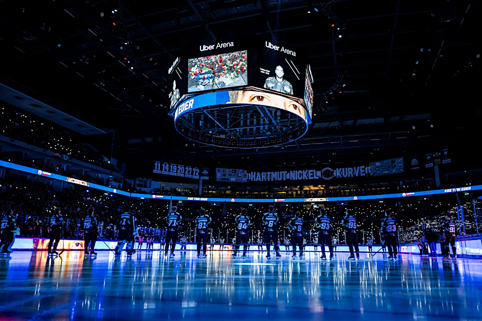 Beim Gedenken an Tobi Eder vor dem ersten Bully der Eisbären gegen Nürnberg wird die Uber Arena zur Kathedrale der Trauer.
