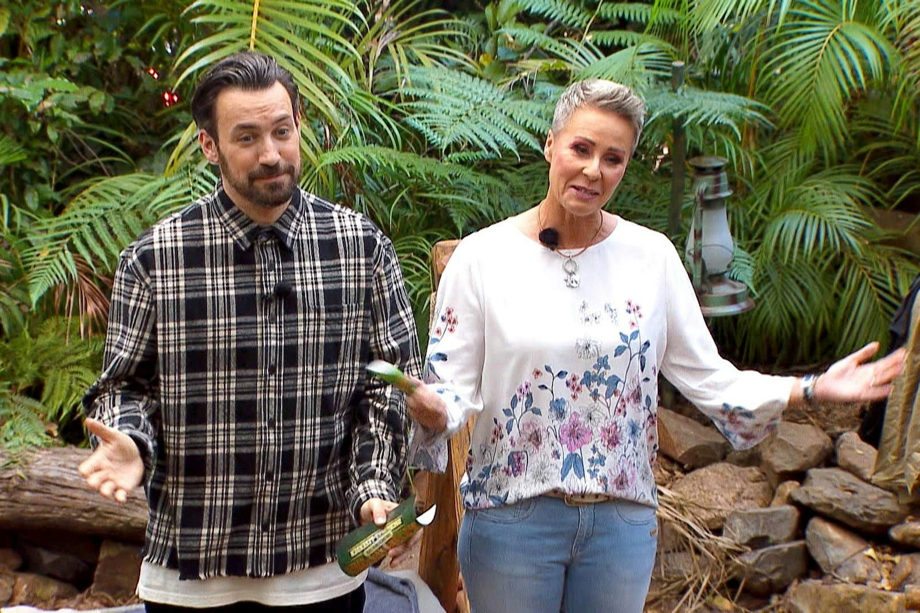 Sonja Zietlow und Jan Köppen müssen im Dschungelcamp plötzlich eingreifen.