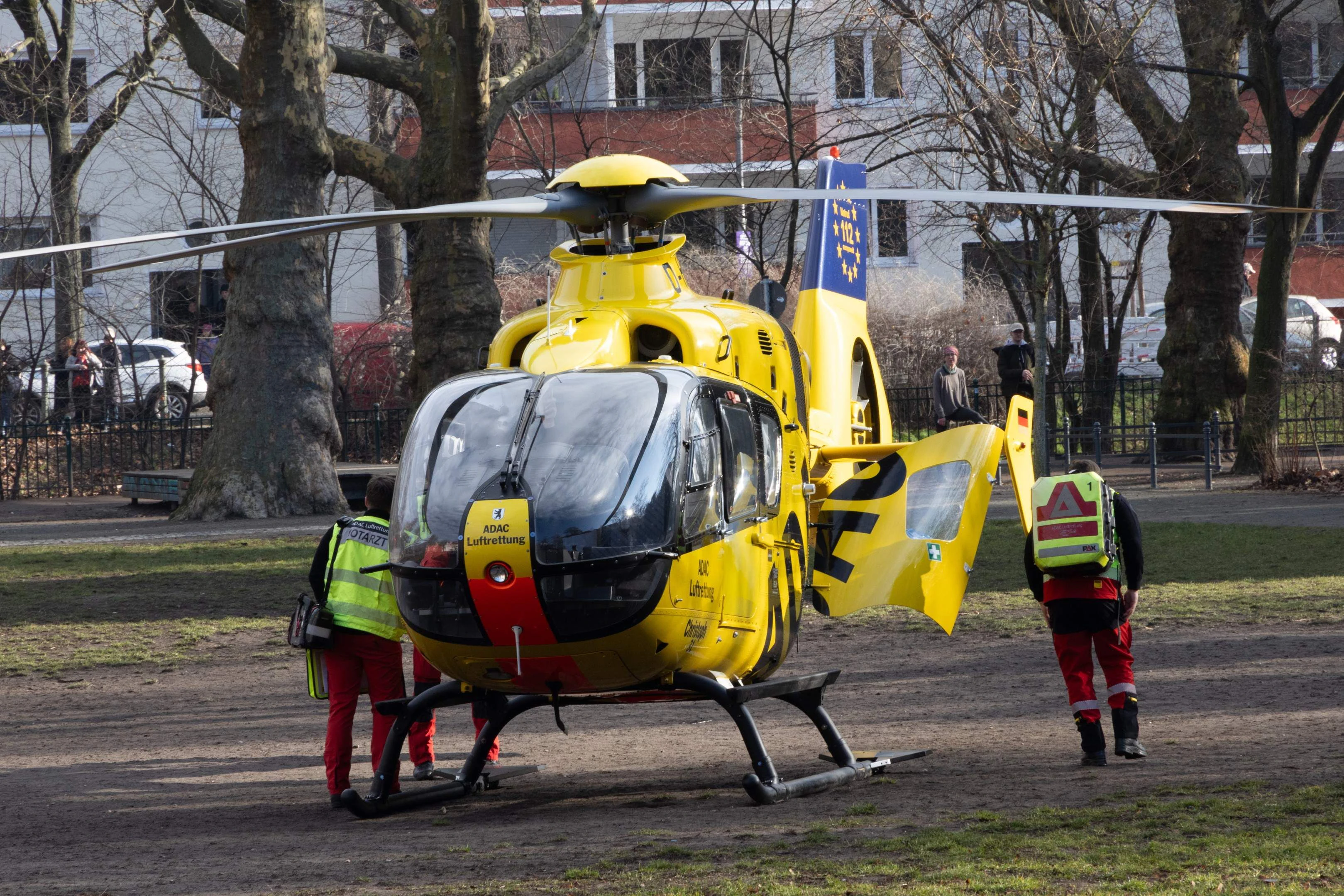 Wohnungsbrand in der Weserstraße 182 in Neukölln. Drei Personen wurden verletzt, eine schwer. Auch ein Hubschrauber der ADAC Luftrettung war vor Ort.