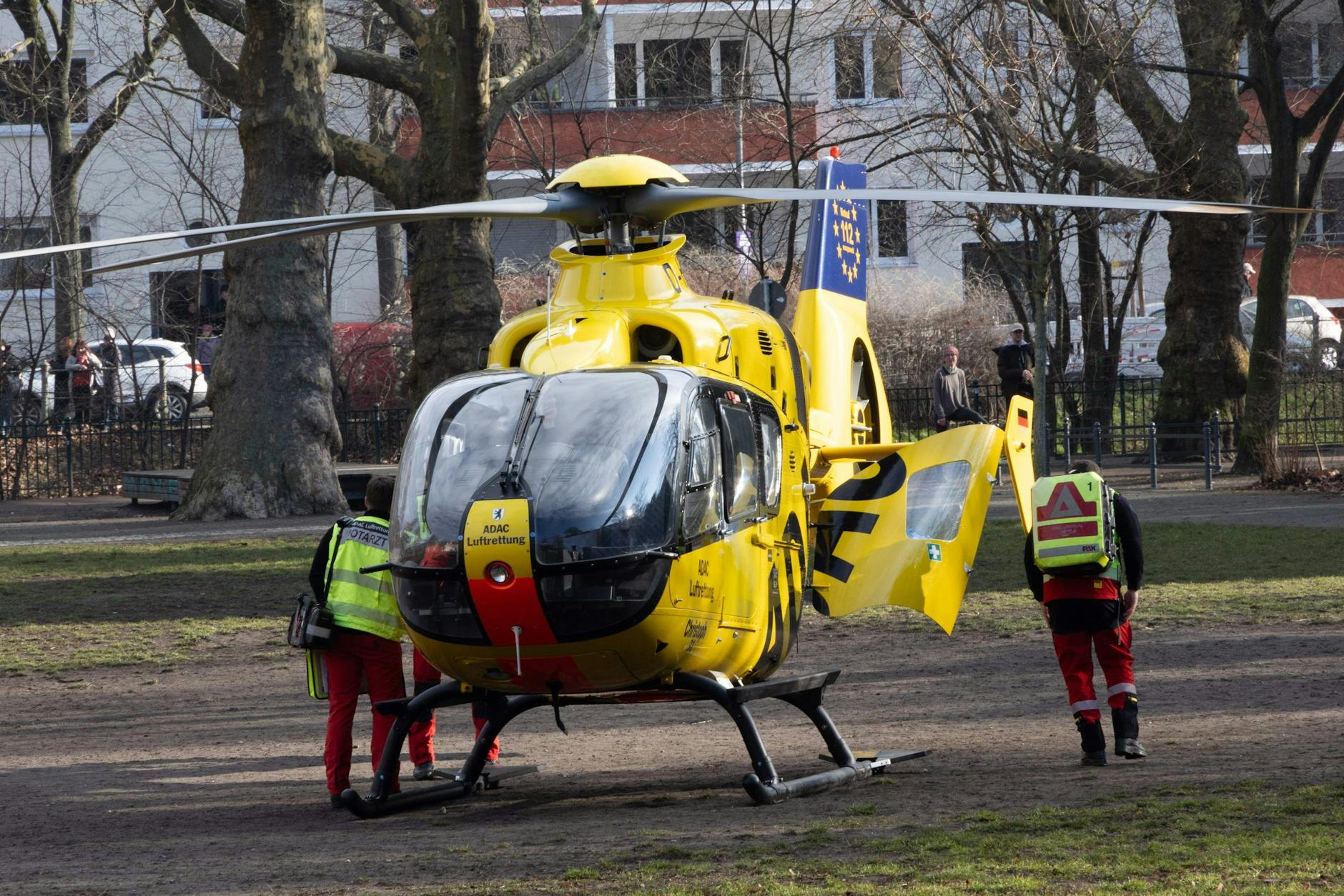 Wohnungsbrand in der Weserstraße 182 in Neukölln. Drei Personen wurden verletzt, eine schwer. Auch ein Hubschrauber der ADAC Luftrettung war vor Ort.