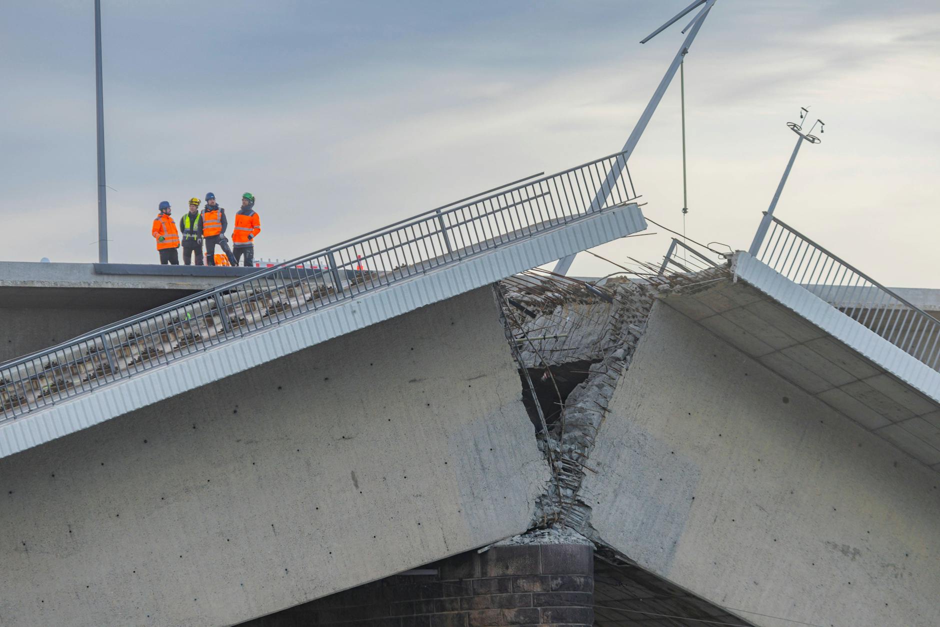 Auf einer Länge von etwa 100 Metern ist ein Teil der Dresdener Carolabrücke in die Elbe gestürzt.