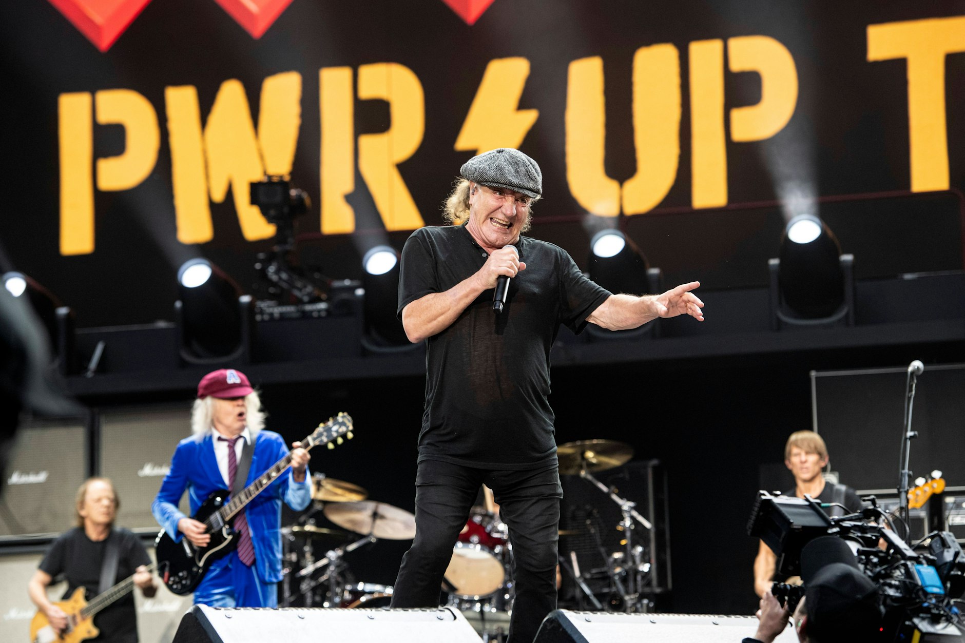 Brian Johnson voll in Aktion, dahinter rockt in der Schuluniform Angus Young: So dürfen die Berliner Fans AC/DC in diesem Sommer im Olympiastadion erleben.
