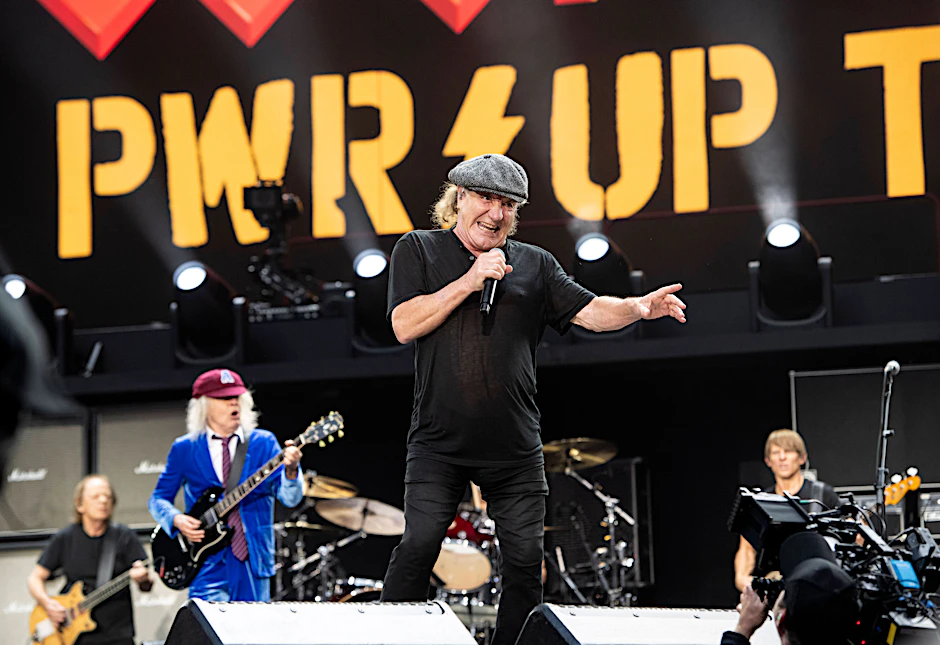 Brian Johnson voll in Aktion, dahinter rockt in der Schuluniform Angus Young: So dürfen die Berliner Fans AC/DC in diesem Sommer im Olympiastadion erleben.