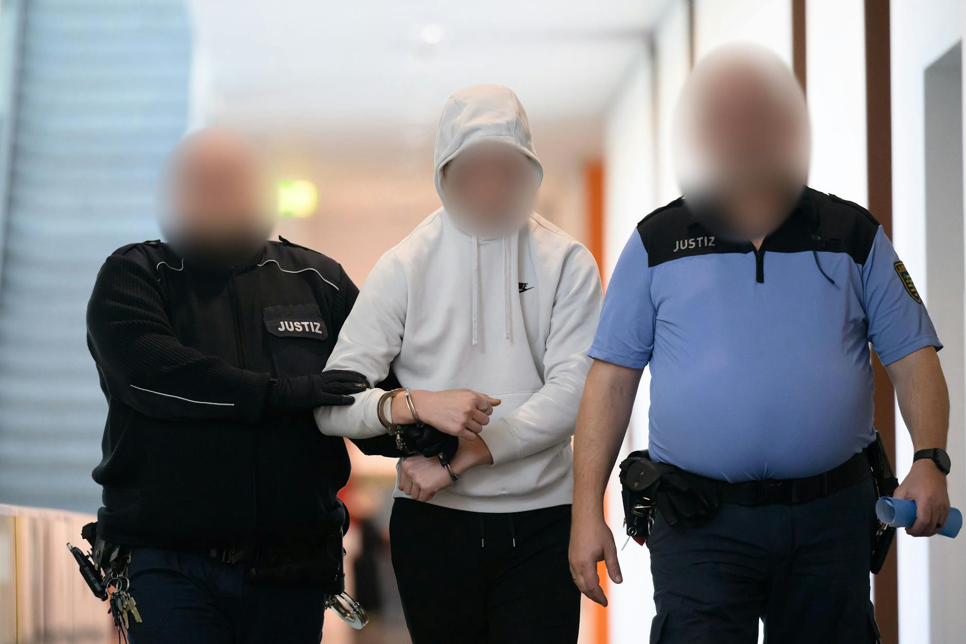 Ein Angeklagter im Prozess um die Entführung der Bartaffendame Ruma aus dem Zoo Leipzig wird im Amtsgericht Chemnitz in den Saal geführt. Insgesamt sind drei junge Männer angeklagt. Der Affe war in der Nacht zu Ostersonntag bei einem Einbruch gestohlen und später in einem Park ausgesetzt worden.