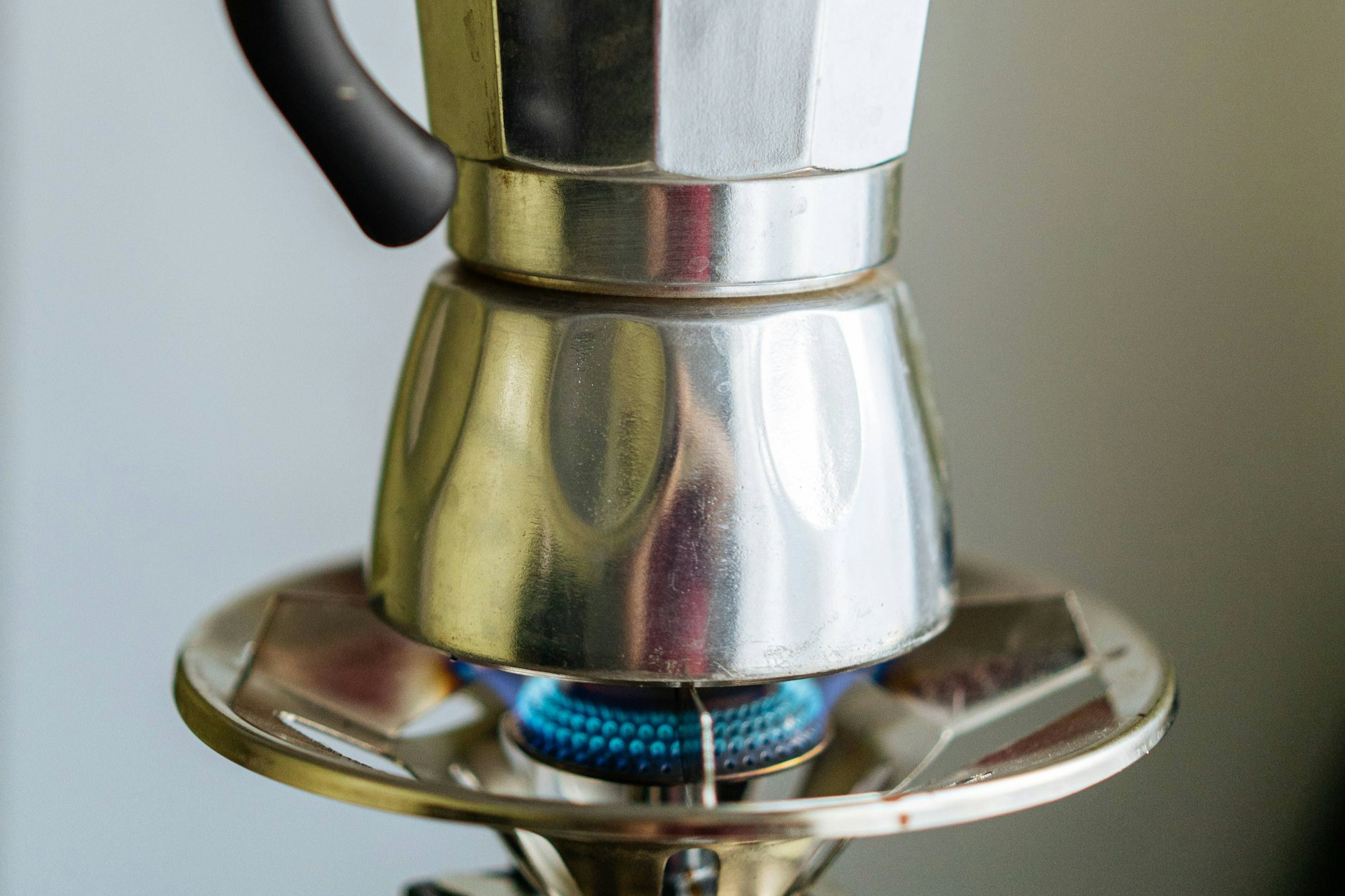 Kaffee kochen mit Gaskocher (Symboldbild). Das versuchte ein 76-Jährige im Zug. Den Gaskocher des Mannes sehen Sie auf dem Foto am Ende des Artikels.