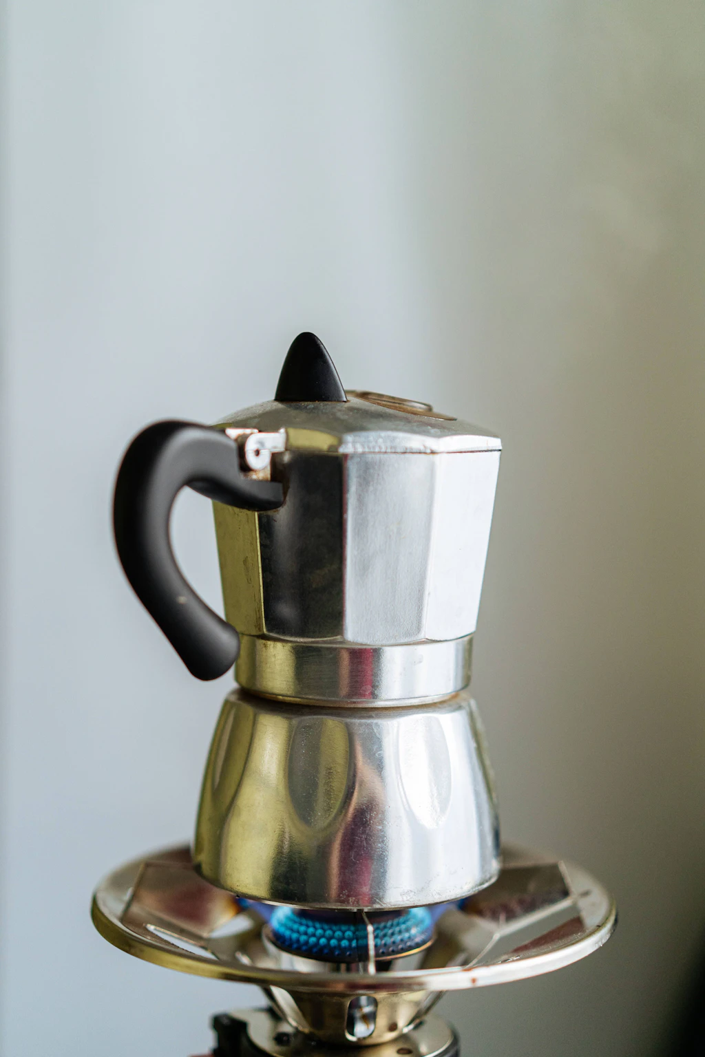 76-Jähriger kocht bei Zugfahrt Kaffee mit Gaskocher und löst Feuer aus