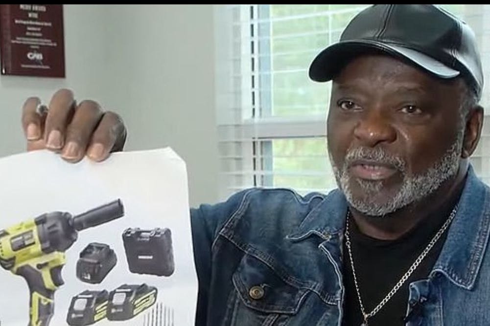 Sylvester Franklin zeigt dem TV Sender WTOC die Abbildung der Bohrmaschine, die er erhalten hat statt des Geräts.