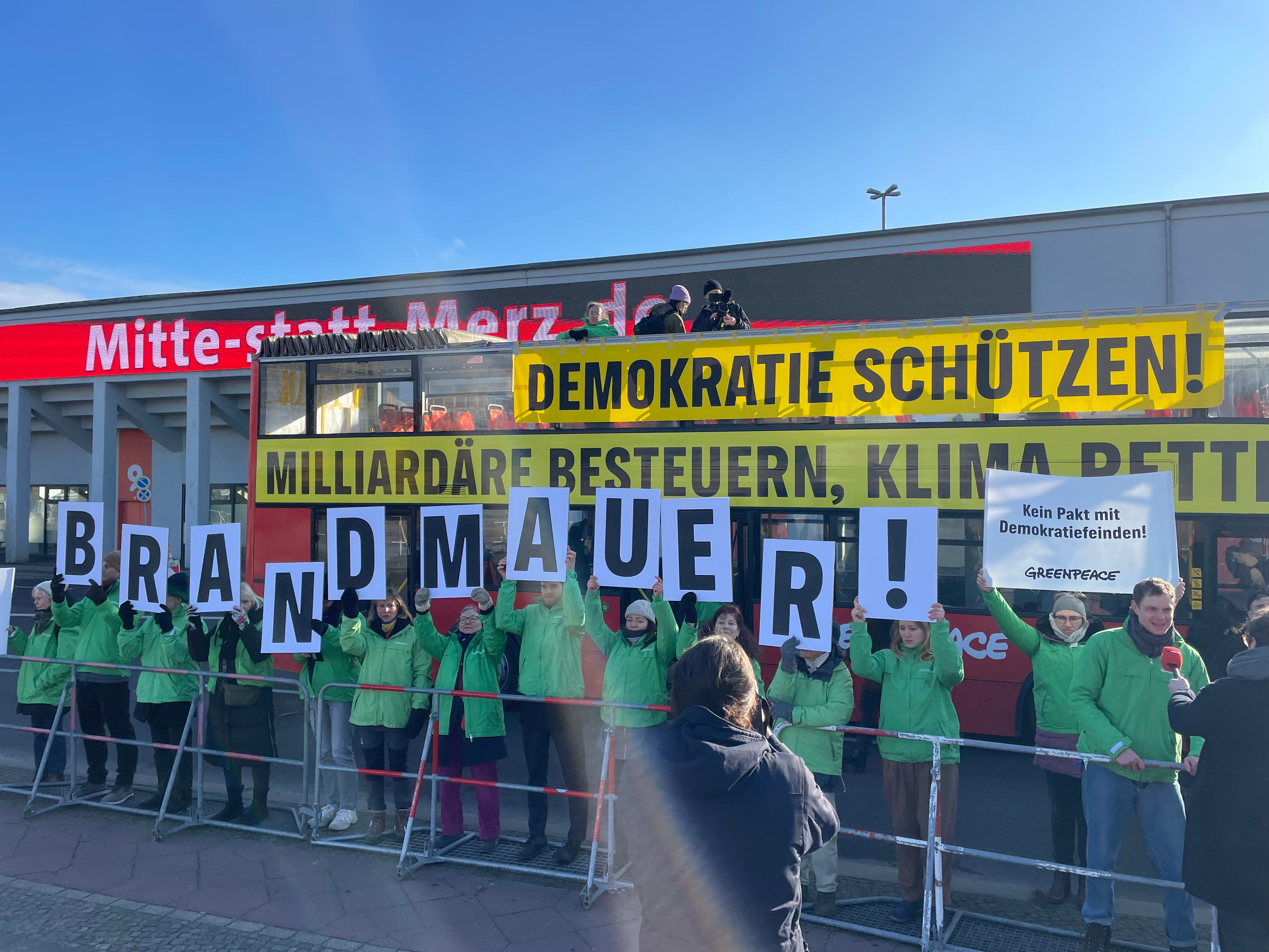 CDU-Parteitag in Berlin: Demos gegen Friedrich Merz auf dem Messegelände
