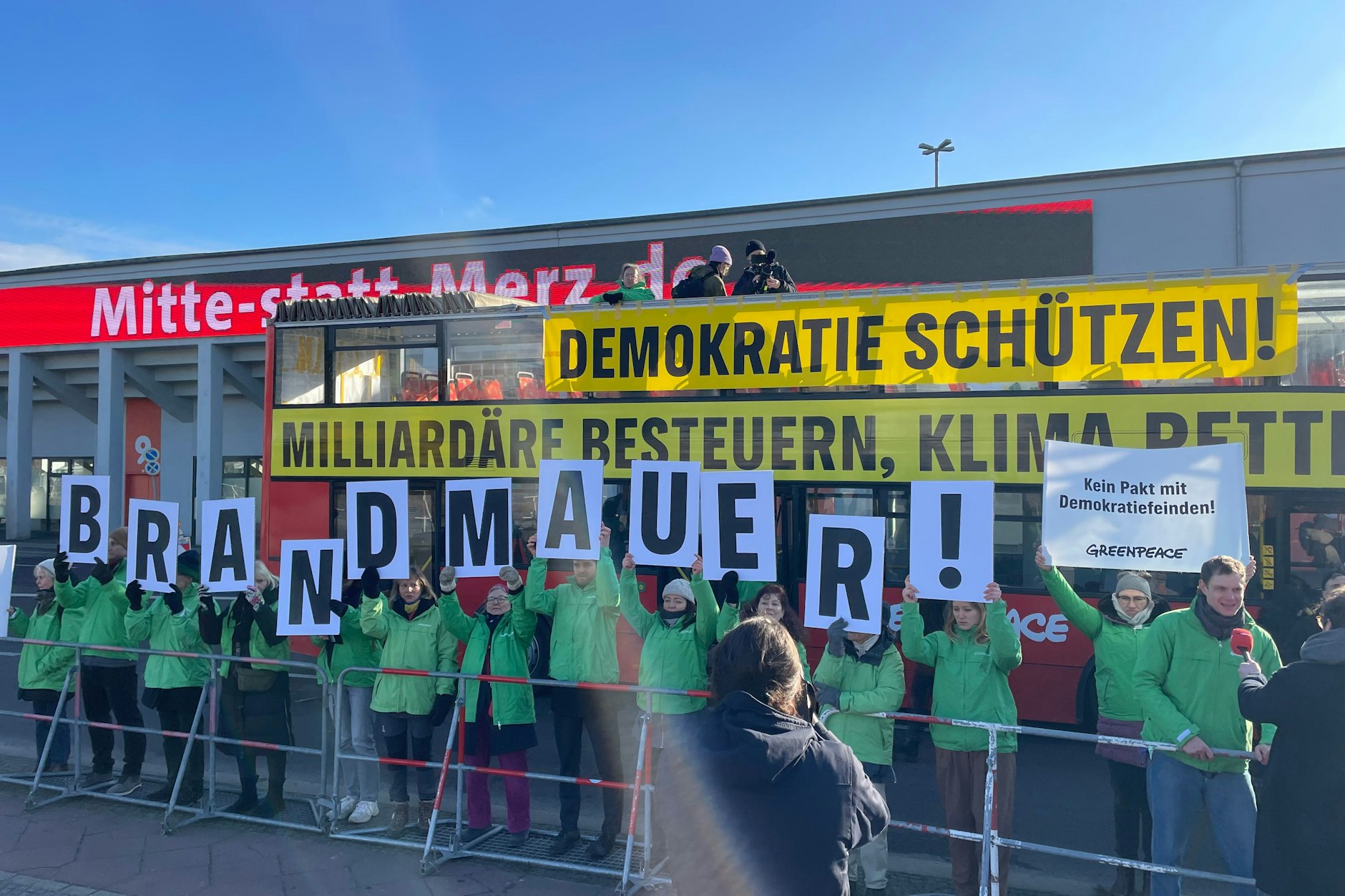 Protestler setzen sich für den Erhalt der Brandmauer ein.