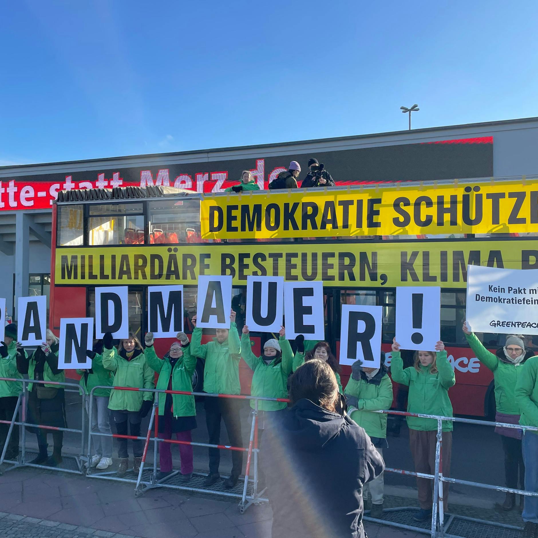Image - CDU-Parteitag in Berlin: Demos gegen Friedrich Merz auf dem Messegelände