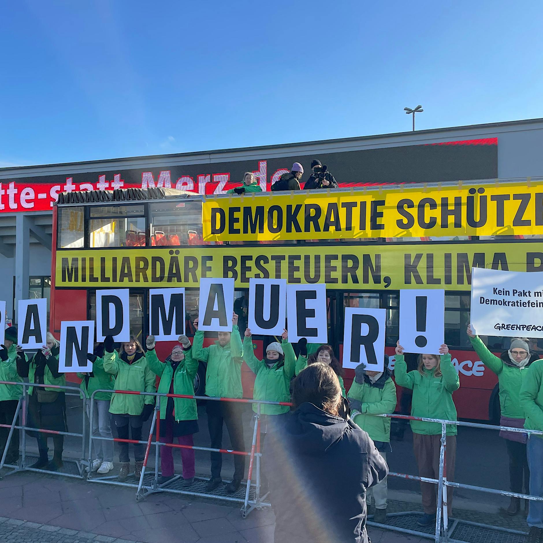 CDU-Parteitag in Berlin: Demos gegen Friedrich Merz auf dem Messegelände