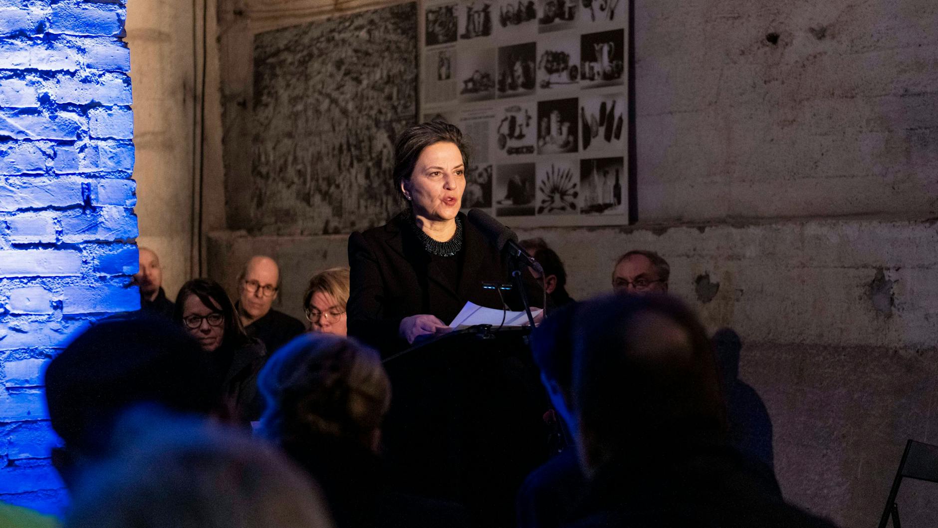 Schauspielerin Martina Gedeck während der Lesung im einstigen Luftschutzbunker Dresdener Straße.