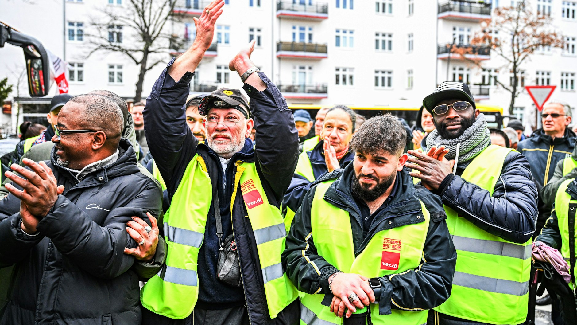 Streikende BVG-Mitarbeiter am Busbahnhof im Berlin-Wilmersdorf