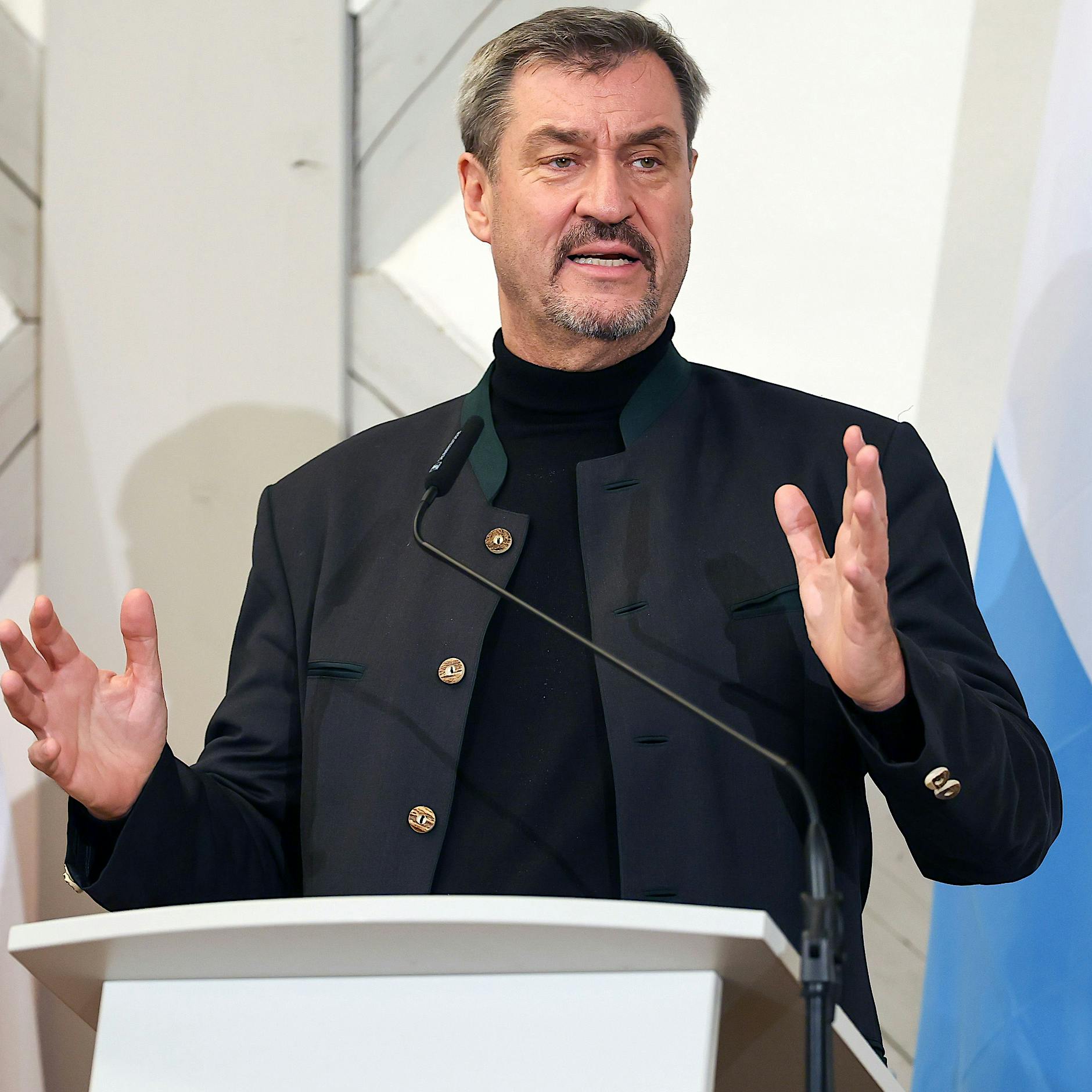 Markus Söder bei McDonalds: So isst man einen Big Mac richtig!