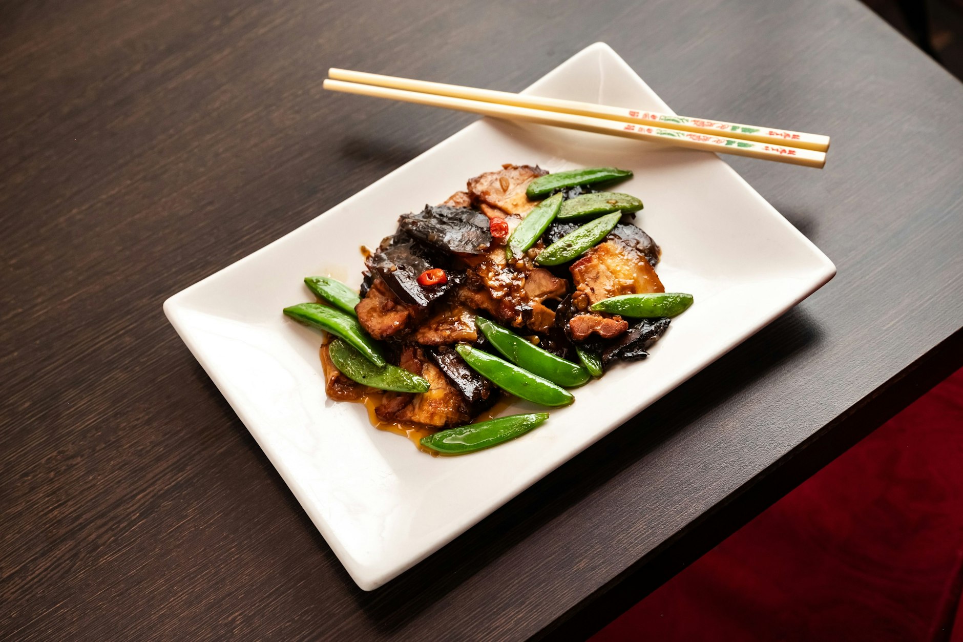 Hier speist Tim Raue, wenn er es scharf und intensiv möchte: Zweierlei Schweinebauch im Do De Li