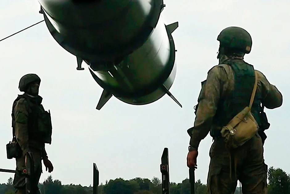 Russische Soldaten mit einer atomwaffenfähigen Kurzstreckenrakete vom Typ Iskander-M während einer Militärübung