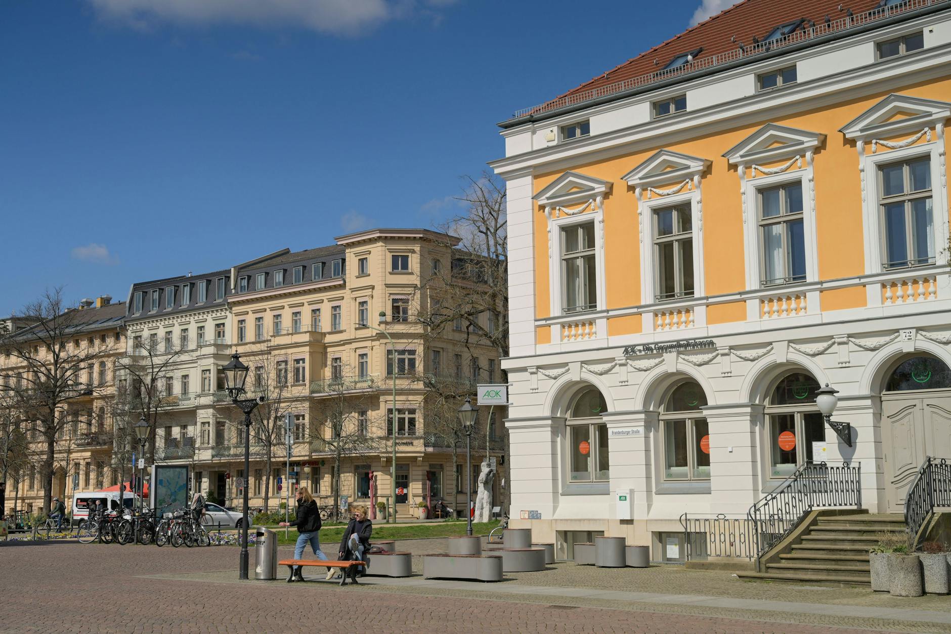 Symbolfoto: Altbauten am Brandenburger Tor, Luisenplatz, an der Brandenburger Straße in Potsdam. Die Discount-Warenhauskette Woolworth expandiert. Interessant für eine Filiale ist wohl die Ikea-Fläche in der Brandenburger Straße.