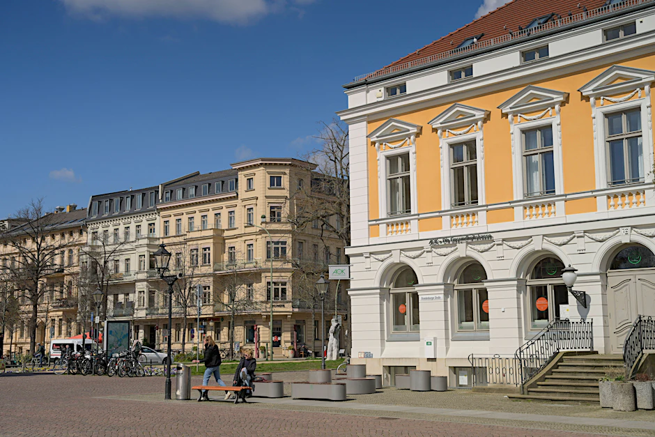 Symbolfoto: Altbauten am Brandenburger Tor, Luisenplatz, an der Brandenburger Straße in Potsdam. Die Discount-Warenhauskette Woolworth expandiert. Interessant für eine Filiale ist wohl die Ikea-Fläche in der Brandenburger Straße.