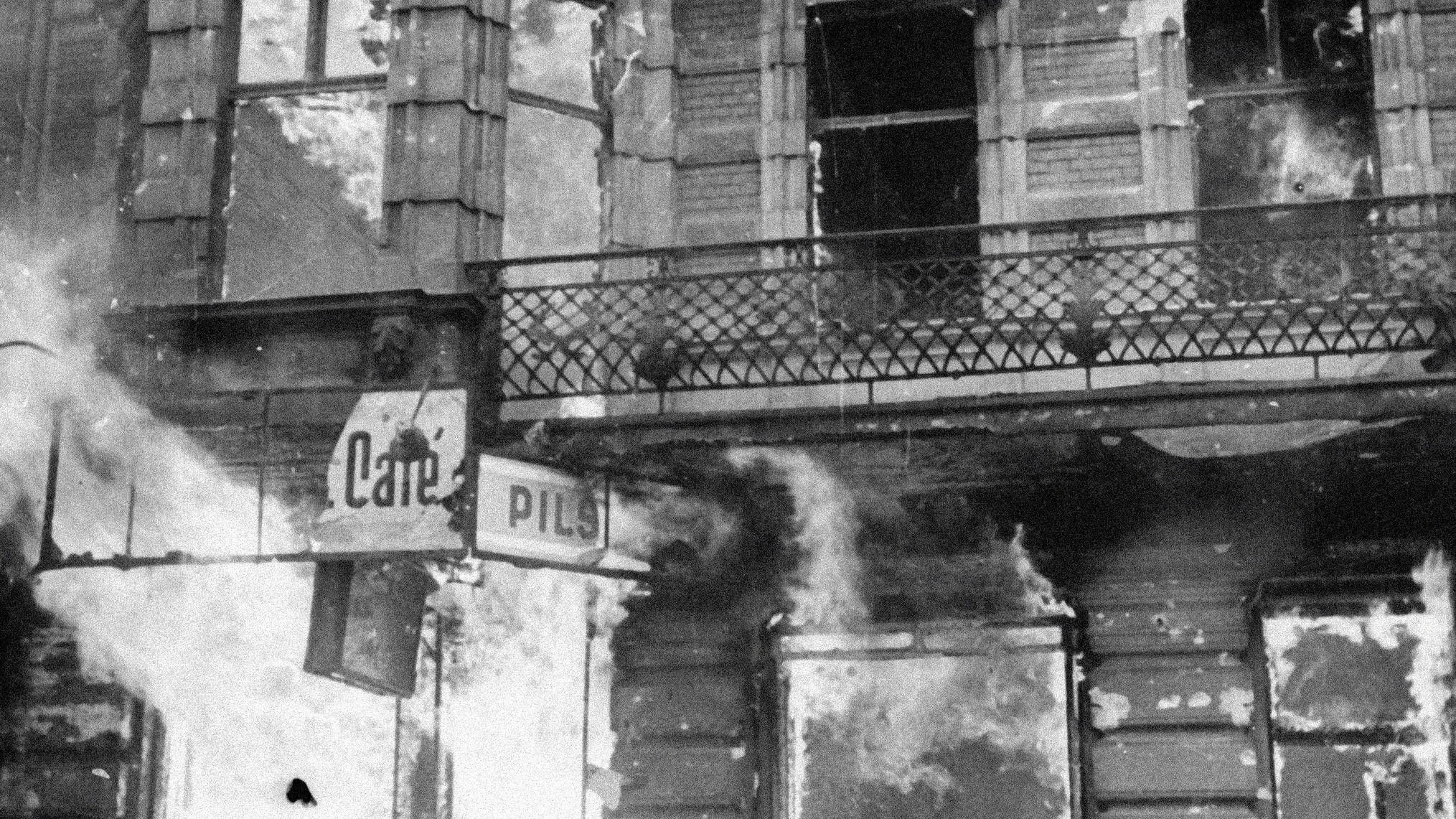 Brennendes Haus nach einem Bombenangriff in Berlin