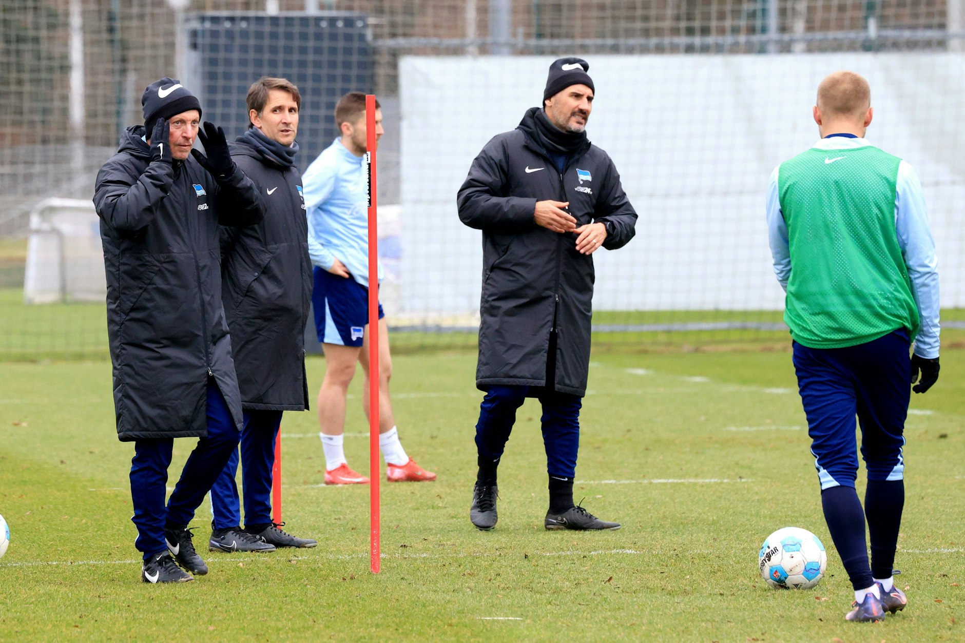 Co-Trainer Armin Reutershahn (64, l.) steht bei Hertha BSC seit Kurzem neben Athletik-Coach Jaime Monroy (42, 2.v.l.) Cheftrainer Cristian Fiel (44,M.) zur Seite.