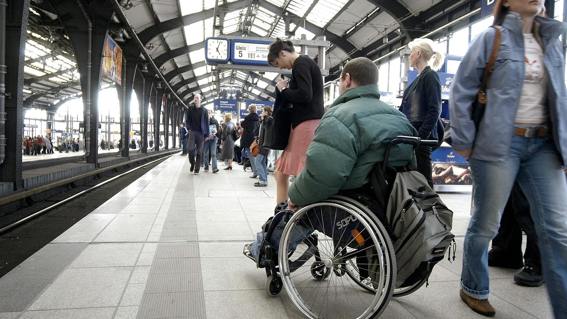 Rollstuhlfahrer sind auf Bahnhöfen besonders auf Aufzüge angewiesen.