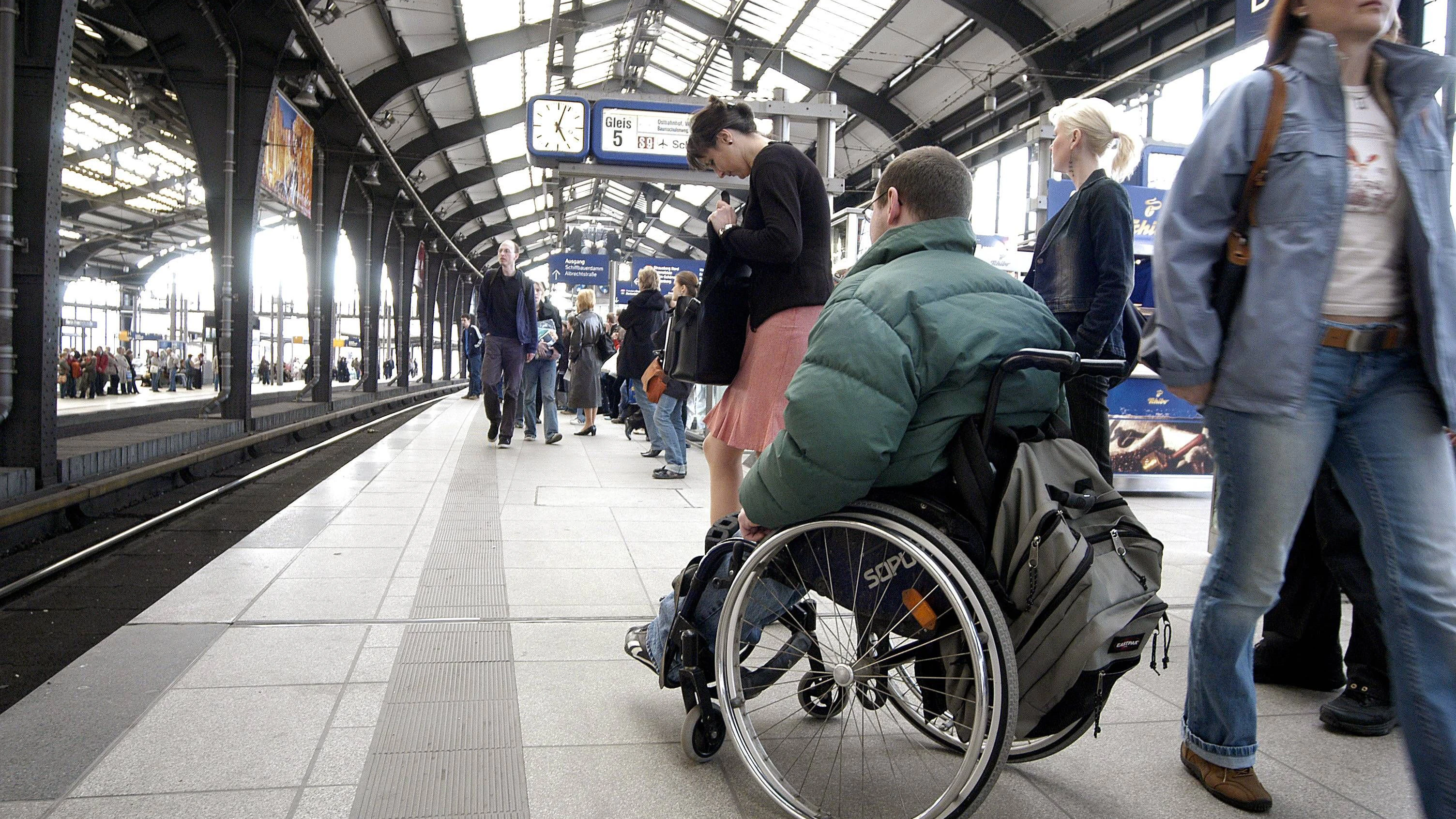 Rollstuhlfahrer sind auf Bahnhöfen besonders auf Aufzüge angewiesen.