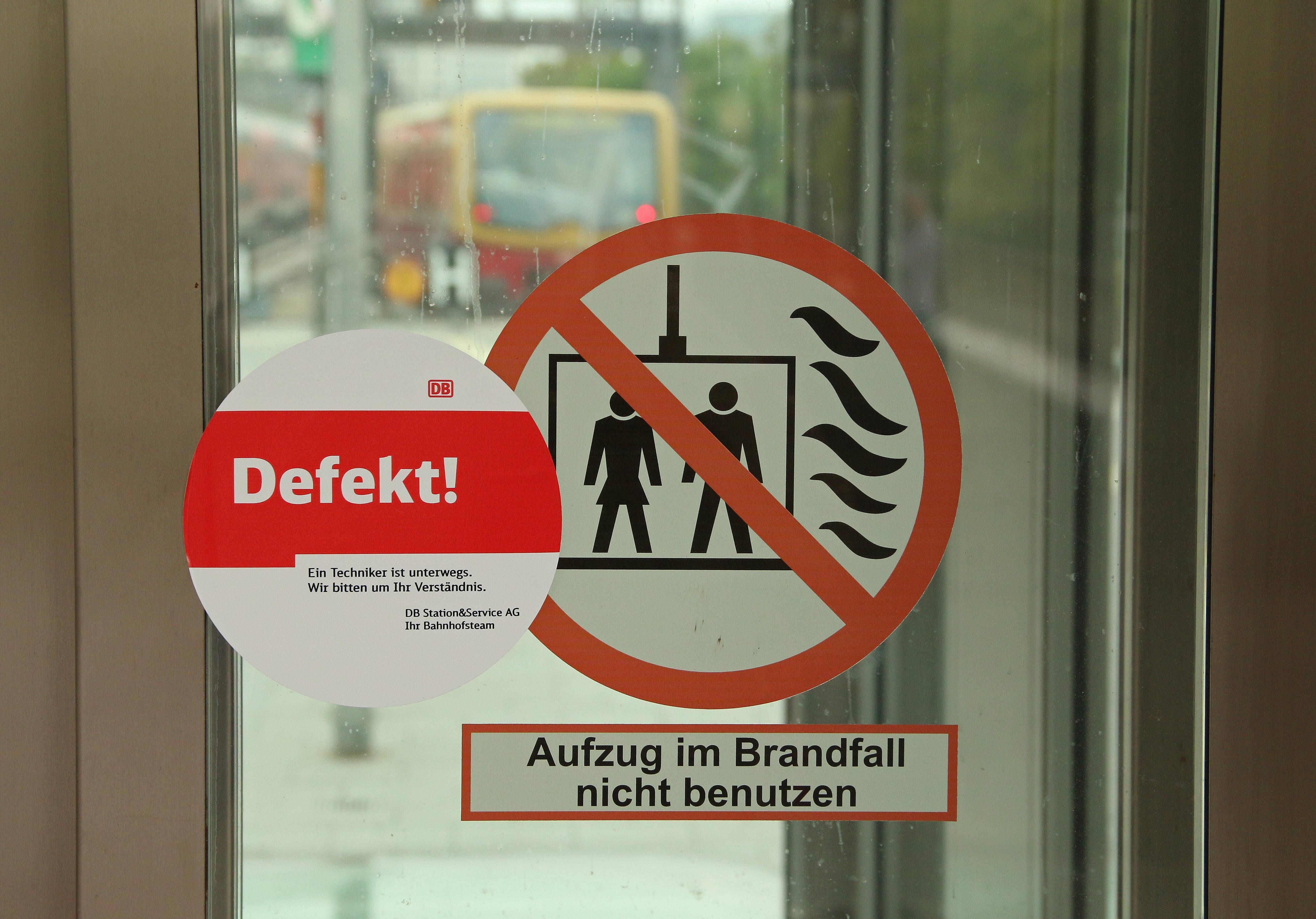 Die Kaputt-Aufzüge von BVG und S-Bahn: Wehe, du kannst nicht gehen!