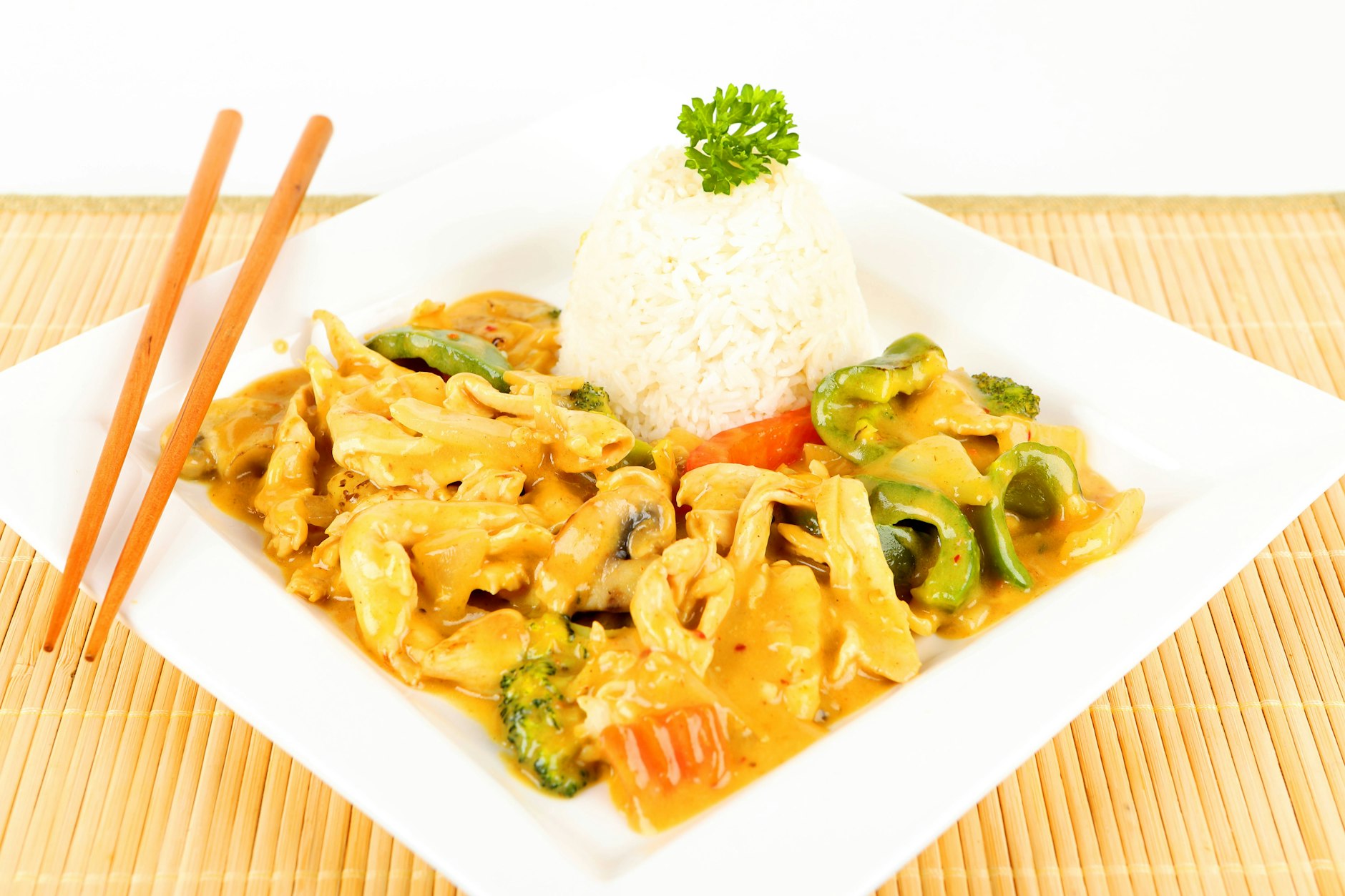 Machen Sie Hähnchengeschnetzeltes doch mal auf indische Art – mit diesem Chicken-Curry-Rezept.