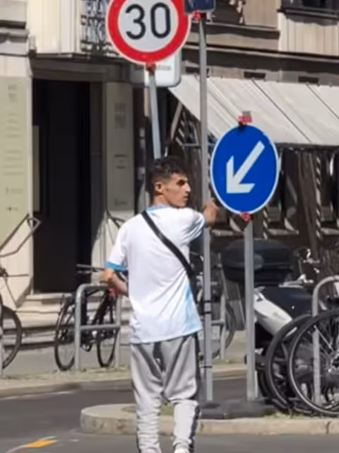 Achtung Halskettenräuber! Er schlägt an der BVG-Bushaltestelle zu