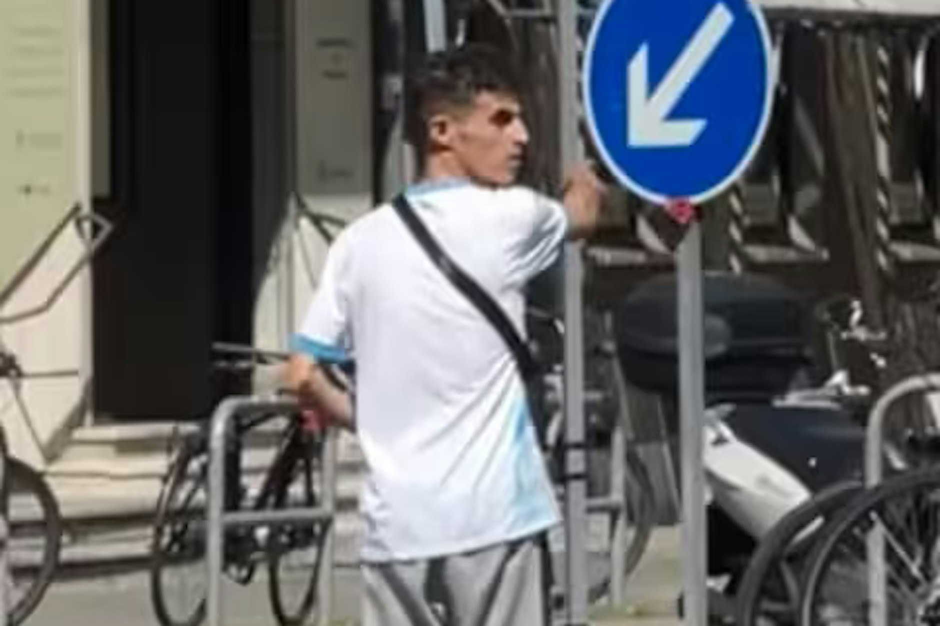 Mit diesem Foto sucht die Berliner Polizei nach einem Halskettenräuber.