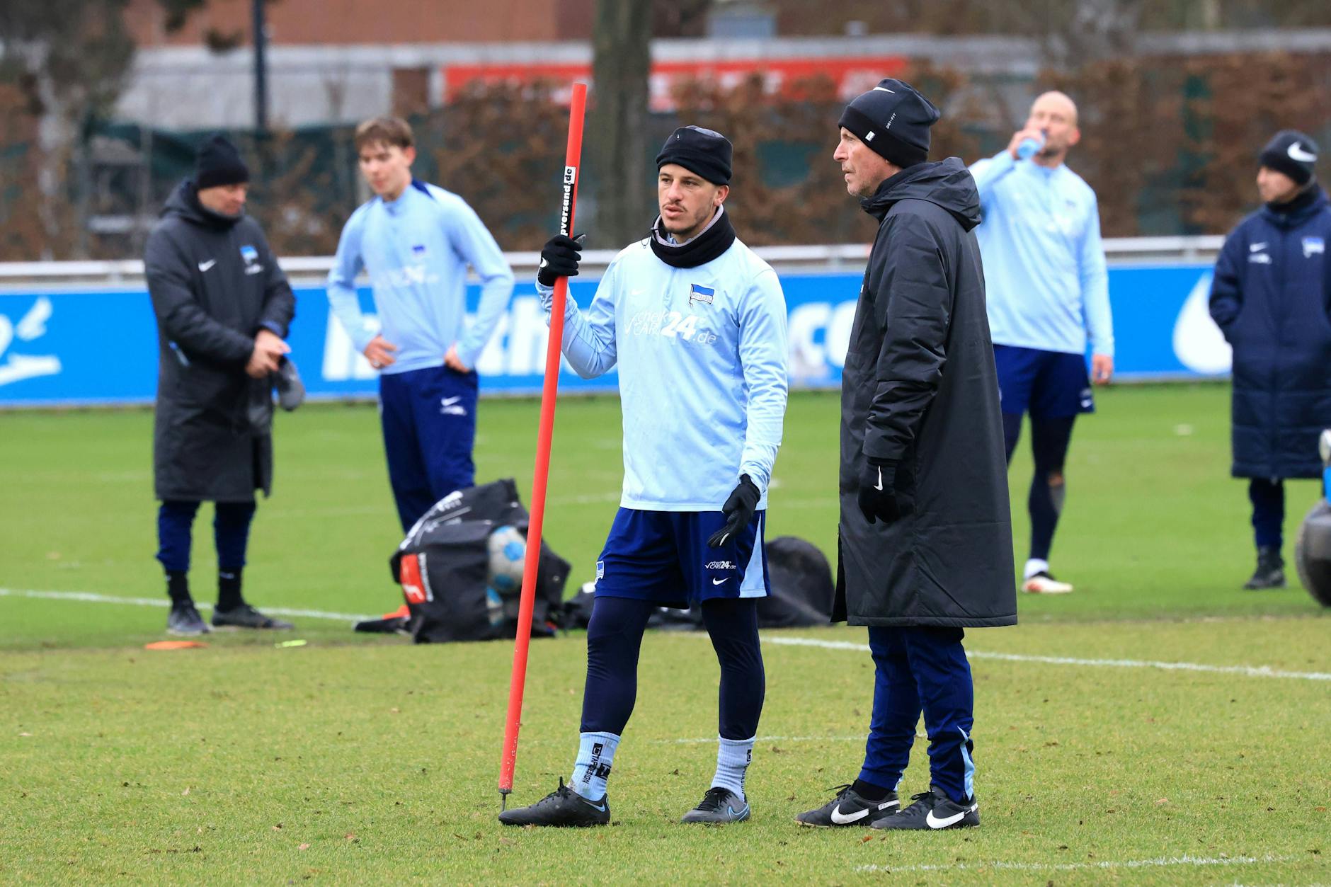 Herthas neuer Co-Trainer Armin Reutershahn (64) sucht das Gespräch mit Mittelfeld-Chef Diego Demme (33).