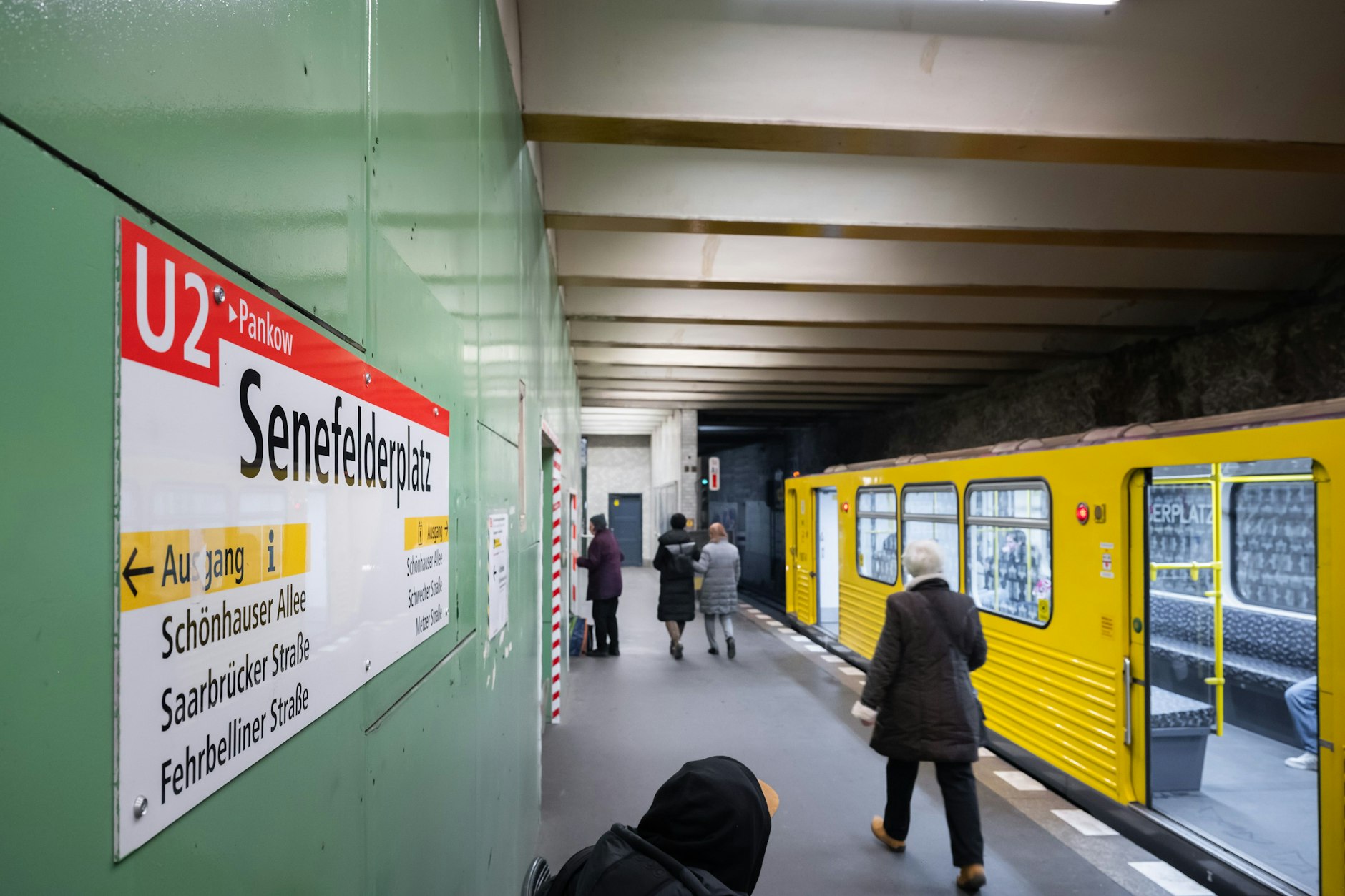 Ein Zug der Baureihe G (Gisela) hält im U-Bahnhof Senefelderplatz in Prenzlauer Berg: In der Nähe musste eine Bahn evakuiert werden, nachdem Jugendliche das Entkupplungsventil betätigt hatten.